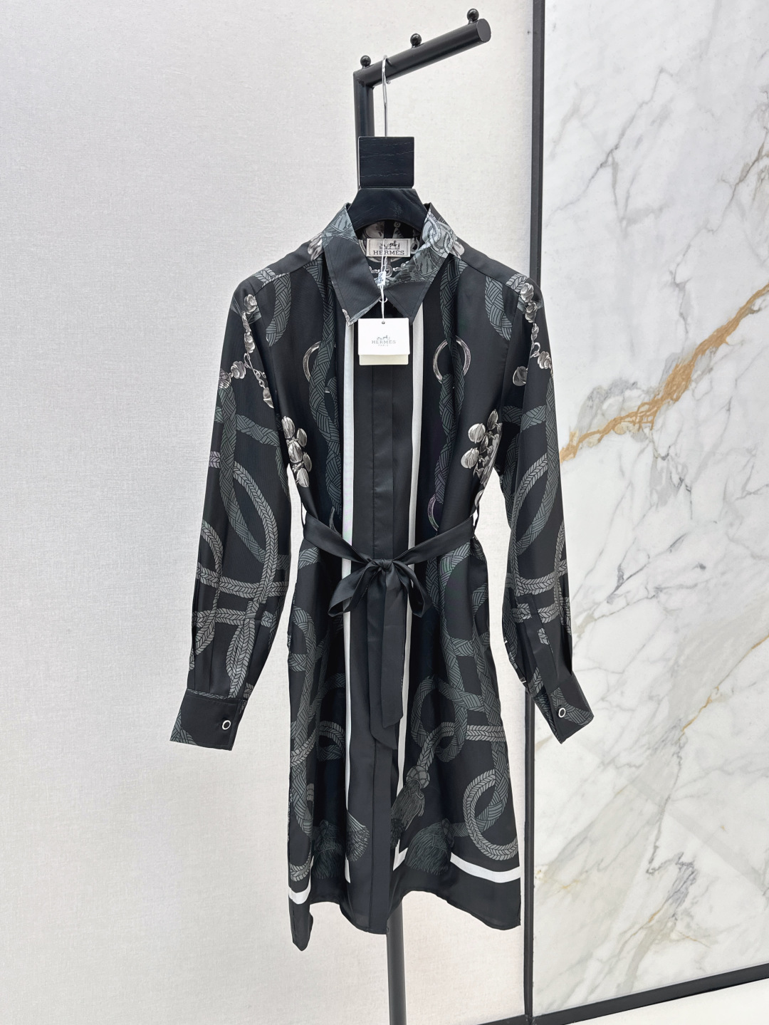 NO:430789,Her 25Ss———————The latest original single product pattern positioning print shirt collar dress in early autumn, 100% twill silk fabric, a must-have versatile item in white and rich beauty, full positioning print + temperament small lapel H-style simple and elegant style, casual belt, super slim upper body, two colors for sale in stock smlxl,, skirts, shirts, real silk, alexander wang19860909Her 25Ss————早秋最新款原单品图案定位印花衬衫领连衣裙 百分百斜纹绸真丝面料 白富美必备百搭单品 全定位印花+气质小翻领H版型简约大气 随性系上腰带上身超显瘦两色现货发售smlxl,,skirts,shirts,real silk,alexander wang,Women's clothing