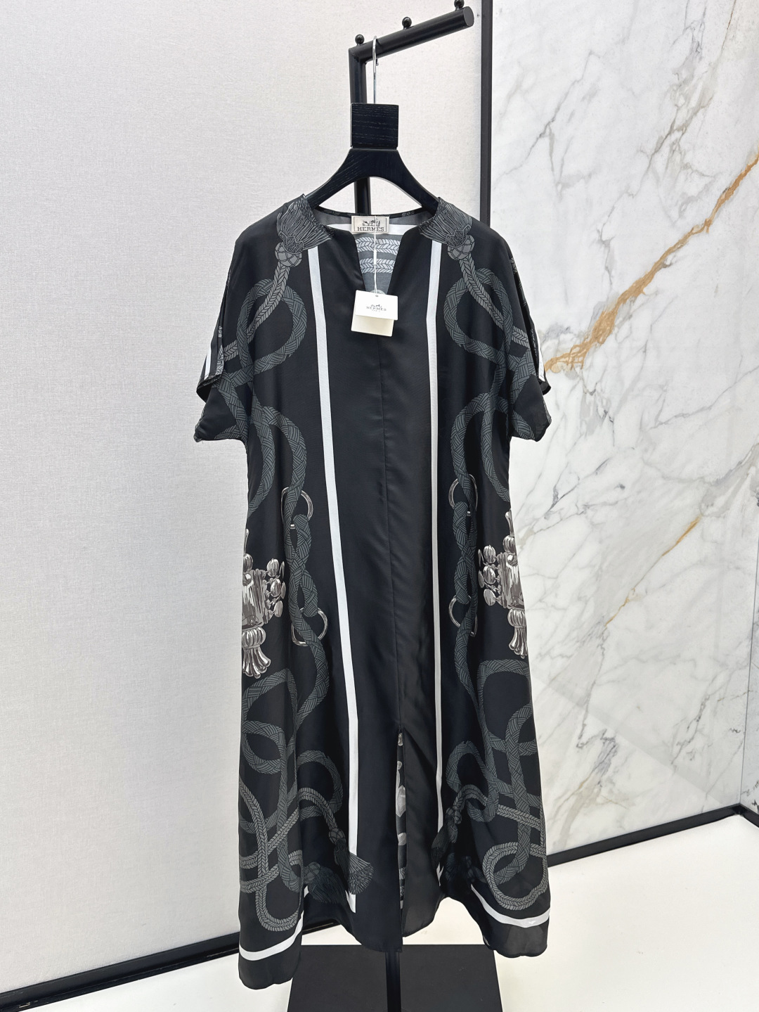 NO:430783,Her 25Ss—————The latest positioning pattern printing of early autumn, Futan slit dress, 100% twill silk fabric, white and rich beauty, versatile items, full positioning printing, temperament V-neck loose style design concept simple and atmospheric, casual belt, super slim, two colors are available in stock smlxl,, skirts, real silk, alexander wang19860909Her 25Ss————早秋最新款定位图案印花夫坦开叉连衣裙百分百斜纹绸真丝面料 白富美必备百搭单品 全定位印花 气质V领宽松版型设计理念简约大气 随性系上腰带上身超显瘦 两色现货发售smlxl,,skirts,real silk,alexander wang,Women's clothing