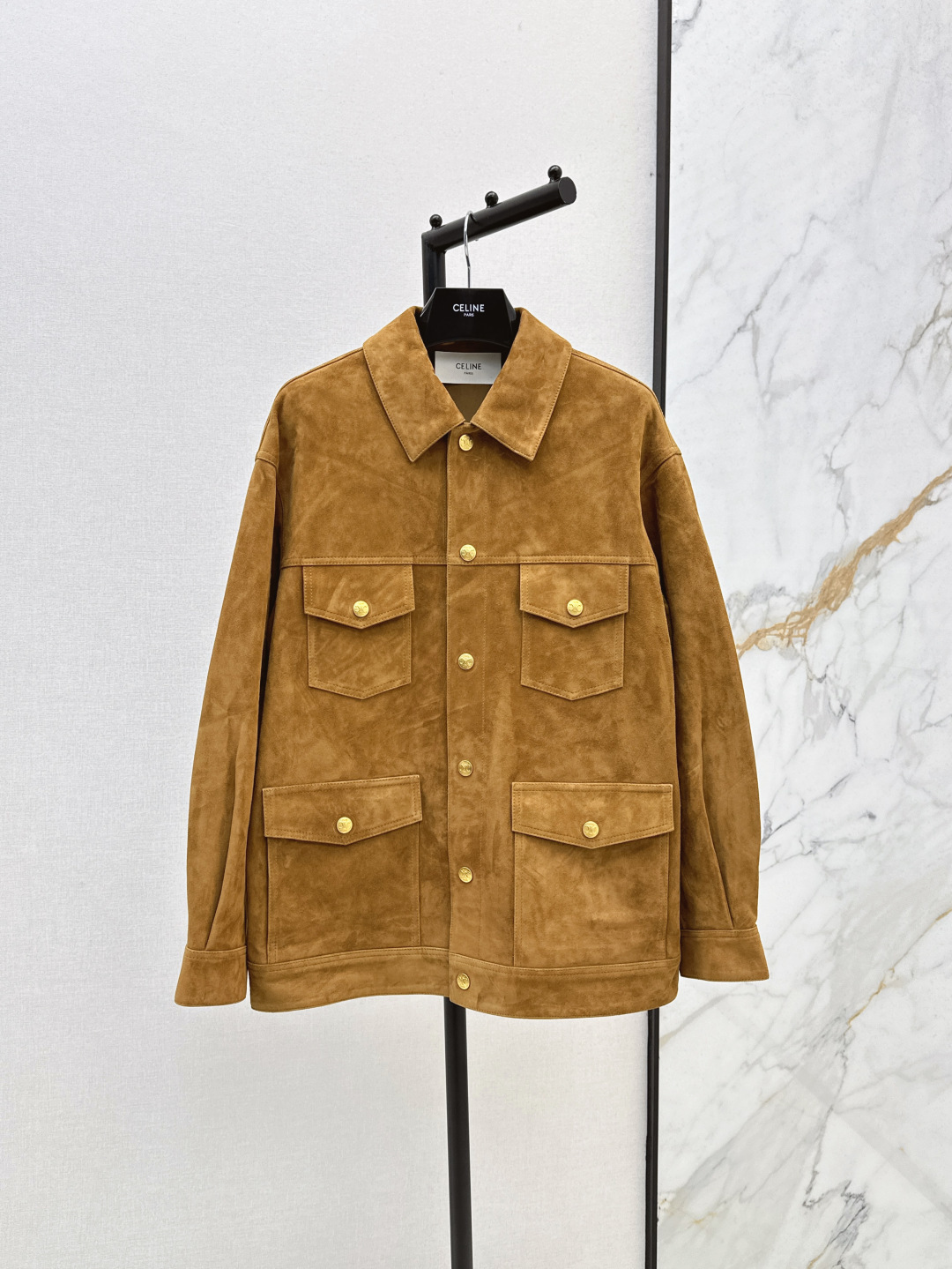 NO:430777,Retro British style CE 25Ss—————The latest retro brown suede lapel workwear jacket jacket Arc decorative Arc de Triomphe hardware buckle classic silhouette H cut style versatile and slim A and casual lazy style 100% imported suede lambskin fabric, one-color spot on sale sml, jackets & coats, jackets & coats, sheepskin, chamois leather, alexander wang19860909复古英伦风 CE 25Ss————早秋最新款复古棕麂皮绒翻领工装风夹克外套凯旋门五金扣缀饰 经典廓形H剪裁版型百搭又显瘦 又A又飒随性的慵懒风 百分百进口麂皮绒小羊皮面料 一色现货发售sml,,jackets & coats,jackets & coats,sheepskin,chamois leather,alexander wang,Women's clothing