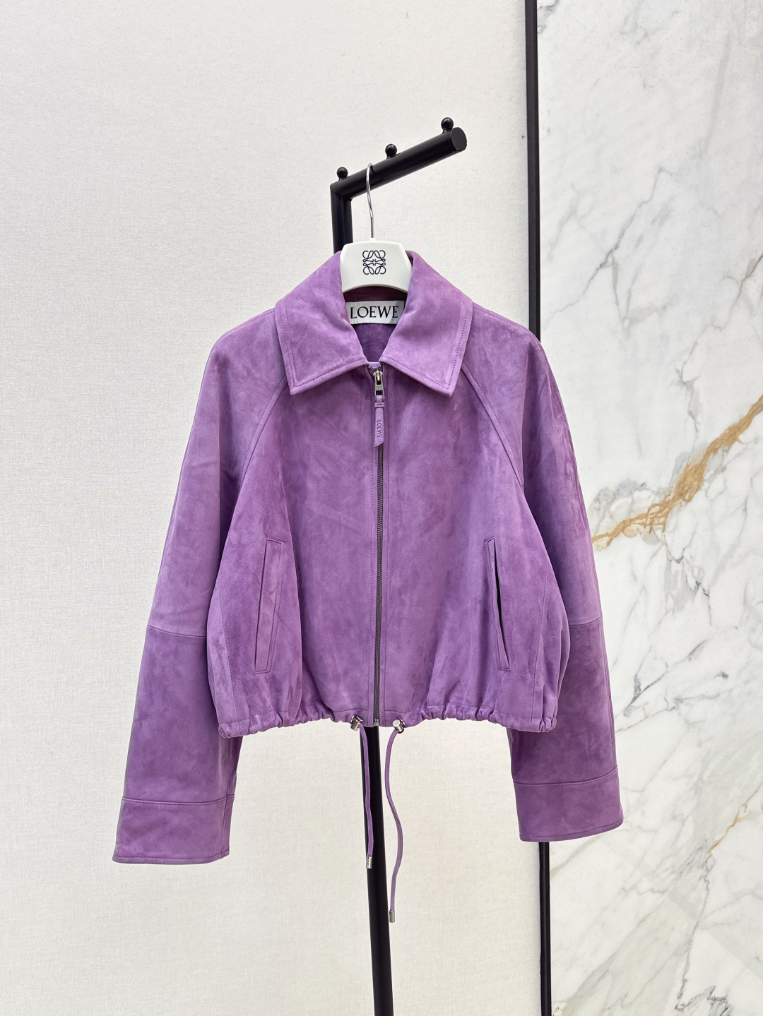 NO:430772,Exclusive first release Loe 25Ss—————————The latest retro suede jacket leather jacket modern and fashionable overzise hem leather strip drawstring design Three-dimensional tailoring seems simple, super heavy top 100% imported suede lambskin fabric leather fleshy, oily, thick and wide, retro American classic super love, A and casual lazy style, two colors are on sale in stock sml,,loewe, jackets & coats, jackets & coats,leather jacket, sheepskin,chamois leather,alexander wang19860909独家首发 Loe 25Ss—————早秋最新款复古麂皮绒夹克皮衣外套摩登时髦overzise下摆皮条抽绳设计 立体剪裁看似简单版型超重顶级百分百进口麂皮绒小羊皮面料 皮质肉感油润厚实挺阔 复古美式经典超级大爱 又A又飒随性的慵懒风 两色现货发售sml,,loewe,jackets & coats,jackets & coats,leather jacket,sheepskin,chamois leather,alexander wang,Women's clothing