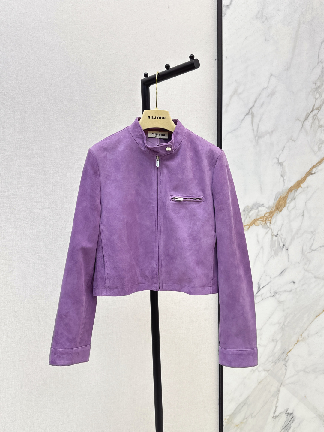 NO:430767,The same style as Li Landi Miu 25Ss—————The latest retro brown suede flight jacket leather jacket sweet girl-reducing girl-style temperament small stand collar design. Classic style versatile and slimming. 100% imported suede lambskin fabric. Back positioning sticker embroidered letter logo. Sweet and cool fashionable girl wardrobe must-have temperament items. Three-color spot on sale sml, miumiu, jackets & coats, jackets & coats, leather jacket, sheepskin, chamois leather, alexander wang19860909李兰迪同款 Miu 25Ss————早秋最新款复古棕色系麂皮绒飞行夹克皮衣外套甜妹减龄少女风气质小立领设计 经典版型百搭又显瘦 百分百进口麂皮绒小羊皮面料 后背定位贴皮刺绣字母logo 甜酷的时髦少女衣橱必备气质单品 三色现货发售sml,,miumiu,jackets & coats,jackets & coats,leather jacket,sheepskin,chamois leather,alexander wang,Women's clothing