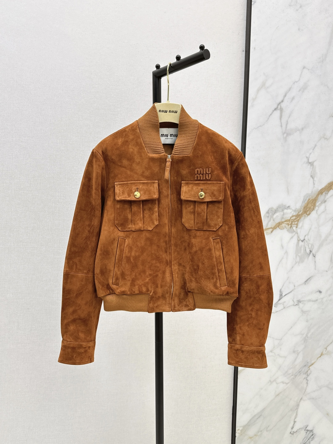 NO:430762,Miu 25Ss——————The latest retro brown suede jacket leather jacket Miu series girl-style kilometre style exclusive customization 100% imported suede lambskin fabric sweet girl-reducing girl-style temperament rib collar splicing design workwear double pocket three-dimensional cut loose style versatile and slim positioning leather embroidered letter logo Sweet and cool fashionable girl wardrobe essential temperament items One-color spot on sale sml, miumiu, jackets & coats, jackets & coats, leather jacket, sheepskin, chamois leather, alexander wang19860909Miu 25Ss————早秋最新款复古棕色系麂皮绒夹克皮衣外套miu系少女可露丽风 独家定制百分百进口麂皮绒小羊皮面料 甜妹减龄少女风气质罗纹领拼接设计 工装双口袋立体剪裁宽松版型百搭又显瘦 定位贴皮刺绣字母logo 甜酷的时髦少女衣橱必备气质单品 一色现货发售sml,,miumiu,jackets & coats,jackets & coats,leather jacket,sheepskin,chamois leather,alexander wang,Women's clothing