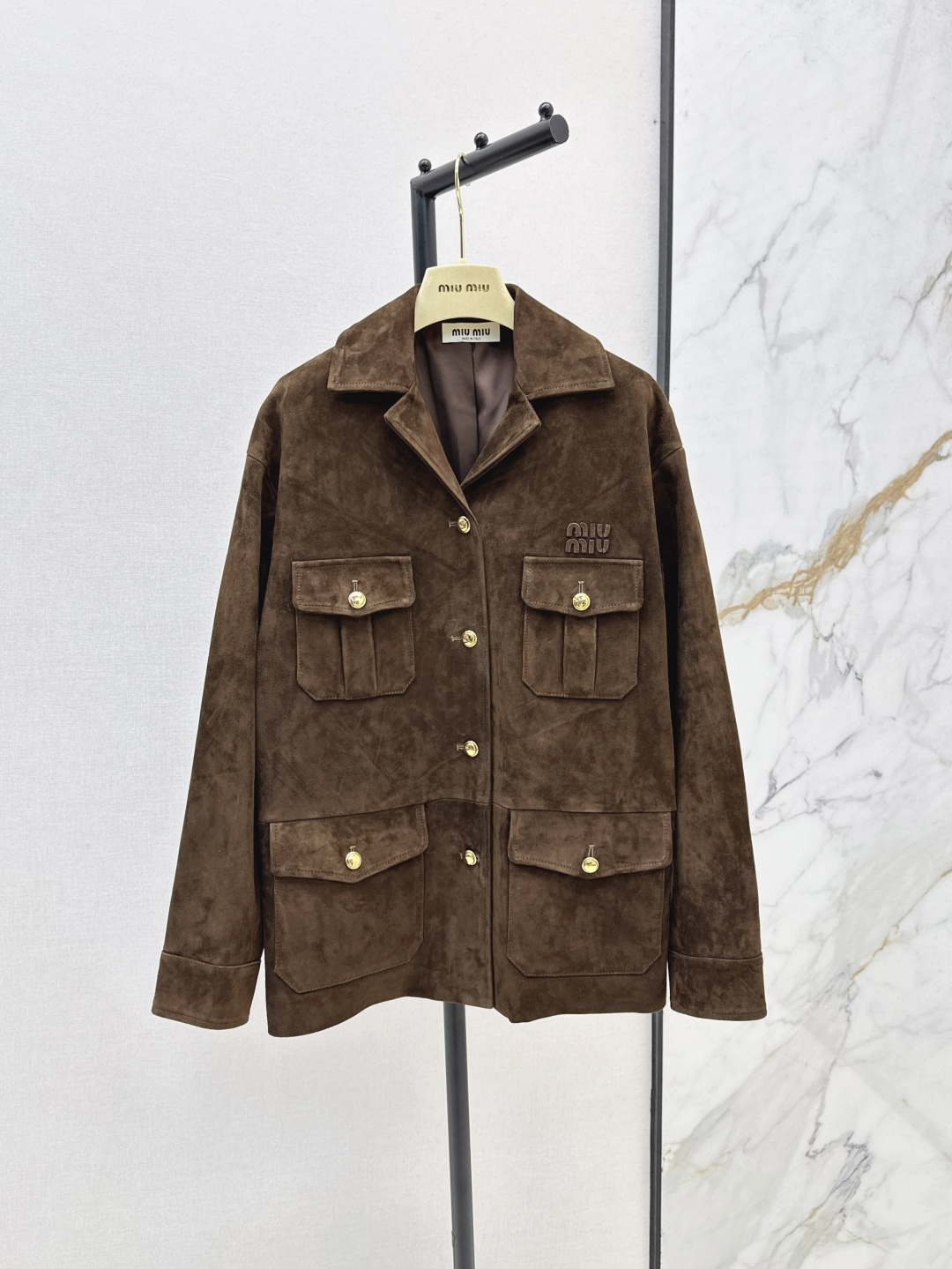 NO:430757,Miu 25Ss—————The latest retro brown suede lapel work jacket leather jacket Miu girl-style girl-style kidskin style outfit Exclusive custom imported 100% suede lambskin fabric Sweet girl-reducing girl-style temperament work pocket design Classic H loose style versatile and slim positioning leather embroidered letter logo Sweet and cool fashionable girl wardrobe essential temperament items Two colors on sale in stock smlxl,,miumiu, jackets & coats,jackets & coats,leather jacket,sheepskin,chamois leather,alexander wang19860909Miu 25Ss————早秋最新款复古棕色系麂皮绒翻领工装夹克皮衣外套miu系少女可露丽风穿搭 独家定制进口百分百麂皮绒小羊皮面料 甜妹减龄少女风气质工装口袋设计 经典H宽松版型百搭又显瘦 定位贴皮刺绣字母logo 甜酷的时髦少女衣橱必备气质单品 两色现货发售smlxl,,miumiu,jackets & coats,jackets & coats,leather jacket,sheepskin,chamois leather,alexander wang,Women's clothing