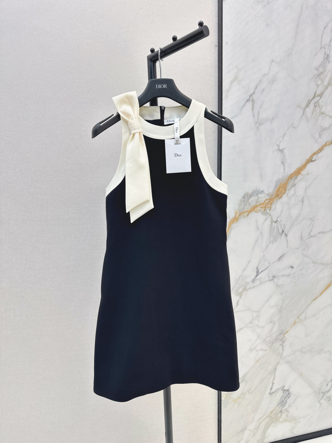 NO:430752,Elegant Hepburn style CD 25Ss————The latest spring and summer bow decoration contrasting color striped sleeveless dress Exquisite skirt, basic non-sex style, no sense of restraint on the upper body, the neckline is a round neck design, which enhances the neckline and shows the face small, the upper body has its own aura, elegance points, one-color spot is available for sale sml, skirts, alexander wang19860909优雅赫本风 CD 25Ss————春夏最新款蝴蝶结装饰撞色镶边无袖连衣裙 精美绝伦的裙子 基础不挑人的版型 上身毫无束缚感 领口的位置是圆领设计 提升颈部线条又可以显脸小 上身自带气场 优雅加分 一色现货发售sml,,skirts,alexander wang,Women's clothing