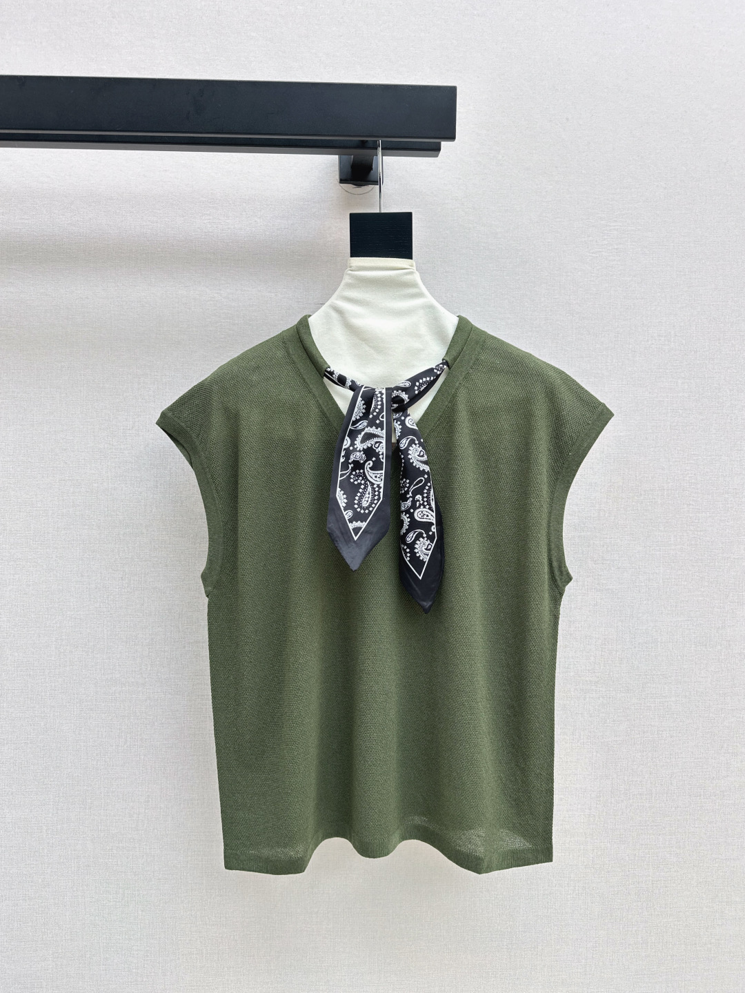 NO:430748,Miu 25Ss————The latest cashew nut silk scarf decorative sleeveless knitted vest must have a college style that reduces age~~ More daily and versatile styles, very inclusive and not picky about the figure, casual matching and layering is very atmosphere~ Exquisite and unmiscuous casual items Three-color spot sml, miumiu, alexander wang19860909Miu 25Ss————春夏最新款腰果花丝巾装饰无袖针织背心必备减龄的学院风～～比较日常百搭的款式 包容性很强不挑身材 随意搭配叠穿都很有氛围感～精美不容错过的休闲单品 三色现货发售sml,,miumiu,alexander wang,Women's clothing