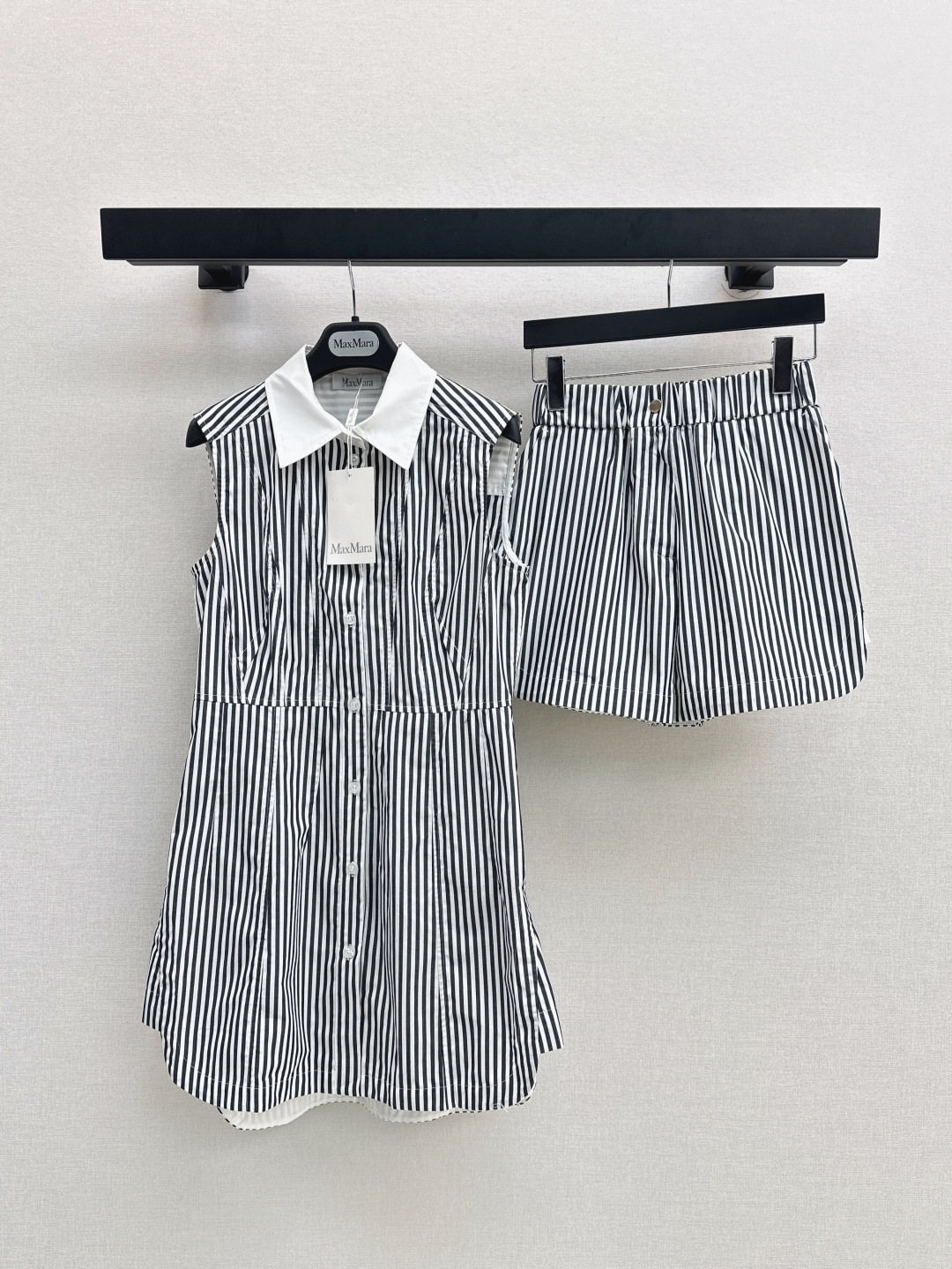 NO:430736,Max 25Ss——————The latest new spring and summer style commuting suit pinstripe collar mid-length sleeveless shirt + elastic waist shorts. Easy to create a capable and feminine summer look. The slit details with a little tricky waist-hugging style is not picky for people. The stripe control must be entered. One set is available in one color. SML, shorts, shirts, alexander wang19860909Max 25Ss—————春夏最新款新品气质通勤套装细条纹撞领中长款无袖衬衫+松紧腰短裤 轻松打造干练又不失女人味的夏日look 带点小心机的开衩细节收腰版型不挑人细节感满满 条纹控必入 一套出 一色现货发售sml,,shorts,shirts,alexander wang,Women's clothing