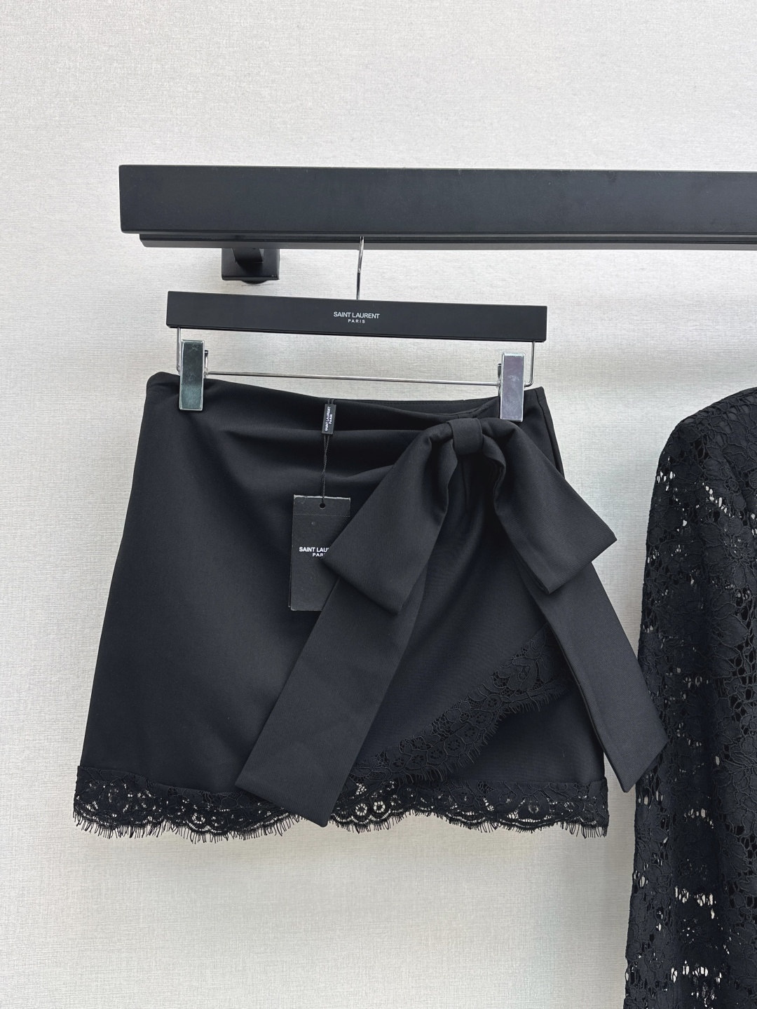 NO:430775,Elegant temperament SLP 25Ss———————Retro lace top + spliced ​​lace trousers A whole elegant and retro temperament Very gentle The fabric is heavy-duty lace, simple and easy to wear, commuting and daily life, and it is also suitable for vacation. One-color split development. SML trousers, loro piano, skirts, alexander wang19860909优雅气质 SLP 25Ss————复古蕾丝上衣 +拼接蕾丝裙裤 一整个优雅和复古的气质感 非常温柔 面料是重工花型蕾丝 简洁好穿 通勤日常皆可 度假也很适合 一色分开发 现货发售sml 裙裤,,loro piana,skirts,alexander wang,Women's clothing