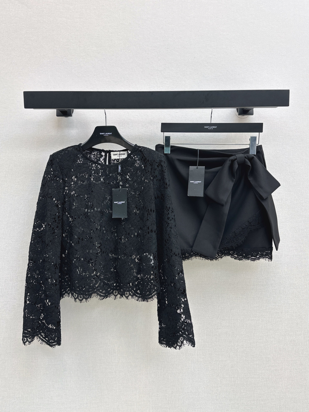 NO:430770,Elegant temperament SLP 25Ss———————Retro lace top + spliced ​​lace skirt pants A whole elegant and retro temperament very gentle The fabric is heavy-duty lace, simple and easy to wear, commuting and daily life, and it is also suitable for vacation. One-color split development. SML tops are available in stock, loro piano, skirts, alexander wang19860909优雅气质 SLP 25Ss————复古蕾丝上衣 +拼接蕾丝裙裤 一整个优雅和复古的气质感 非常温柔 面料是重工花型蕾丝 简洁好穿 通勤日常皆可 度假也很适合 一色分开发 现货发售sml 上衣,,loro piana,skirts,alexander wang,Women's clothing