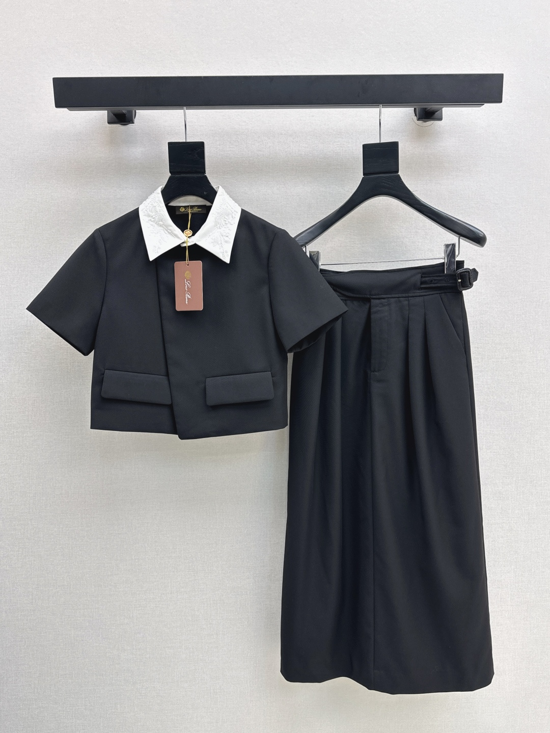 NO:430760,410L 25Ss————The latest fake two-piece design suit for spring and summer. Contrasting lapel top + side button high-waist skirt. Heavy three-dimensional embroidery decoration with rich details. Simple and not monotonous. No need to be complicated to match Get casual and high-end outfits. It doesn’t pick the skin tone and look white. One set is available. Two colors are available in stock. SML, loro piano, skirts, alexander wang19860909410L 25Ss————春夏最新款假两件设计感套装 撞色翻领小上衣+侧扣做法高腰半裙 领子重磅立体绣花装饰 细节丰富 简约不单调 无需繁琐搭配Get休闲高级感穿搭 不挑肤色又显白 一套出 两色现货发售sml,,loro piana,skirts,alexander wang,Women's clothing