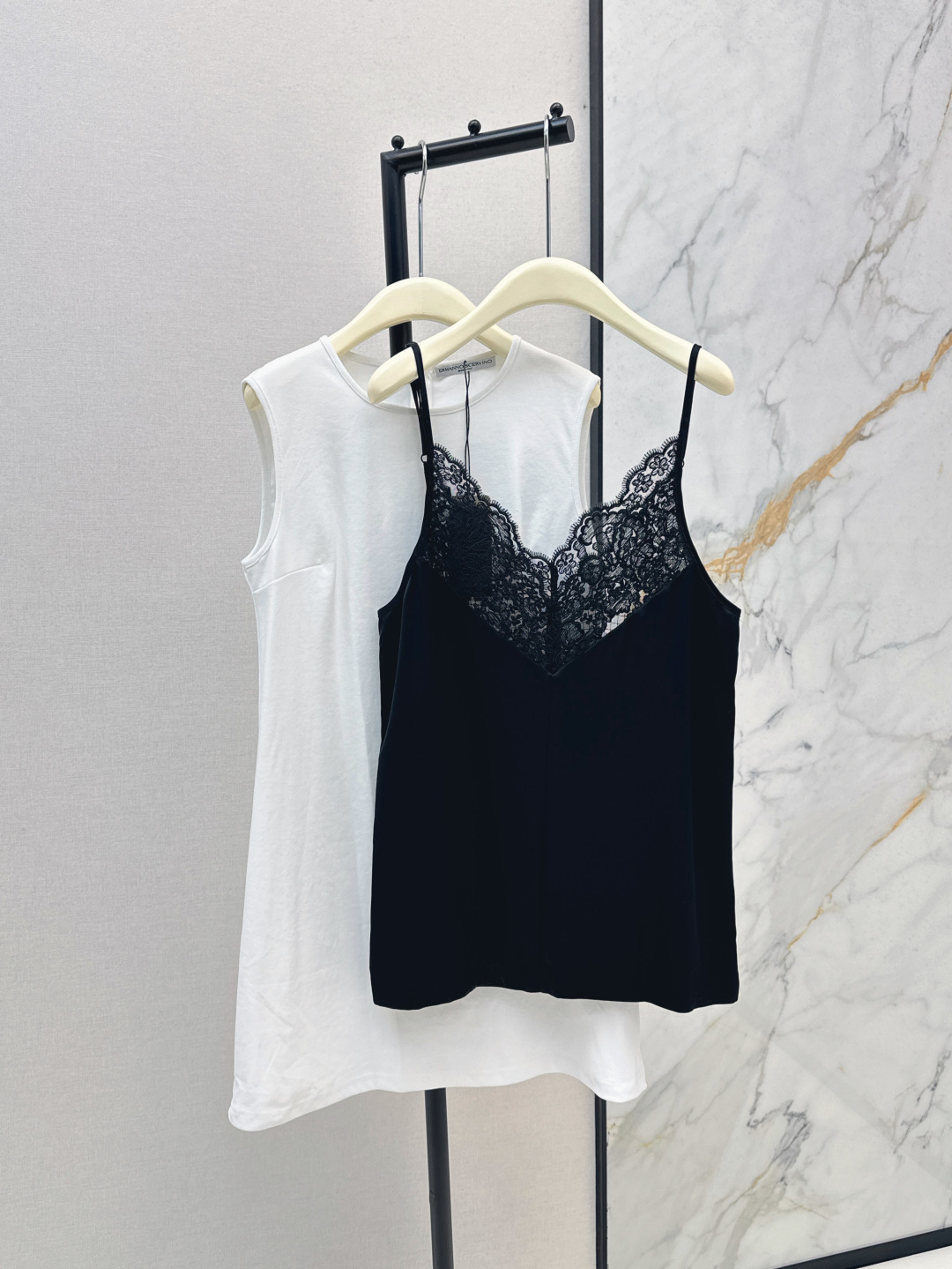 NO:430755,Fashionable and fashionable Es 25Ss—————The latest lace edge splicing two-piece set in spring and summer. Minimalist H-style white T-skirt + lace suspender. Easy to grasp the modern and fashionable feeling. Fashionable and versatile. Elegant and cool. It also has a hint of small sexy. The H-style tailoring is huge and hidden. One set of upper body looks taller. One set is released in stock. SML, skirts, alexander wang19860909时髦又洋气 Es 25Ss————春夏最新款蕾丝边拼接两件套 极简H版型白T裙+蕾丝吊带 轻松拿捏摩登时髦感 洋气百搭 有优雅也有酷飒 更带有一丝丝小性感 H版型剪裁巨巨藏肉 一套上身妥妥的显高 一套出 一色现货发售sml,,skirts,alexander wang,Women's clothing