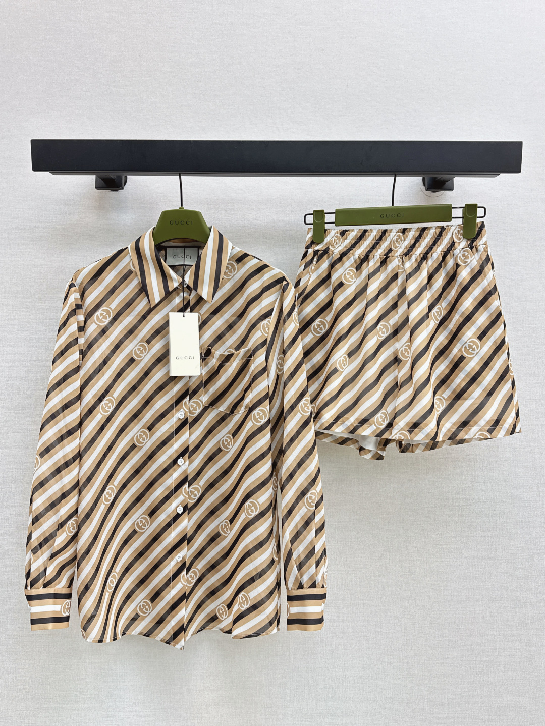 NO:431554,Gu 25Ss————The latest casual and fashionable suit printed shirt + shorts, thin and translucent, fashionable and tricky, A-Ka-behaved style, full of small details, exquisite workmanship, age-reducing fashion, good HOLD living style, deep in the heart of fairies, soft and textured, classic work, one set, two colors for sale in stock, sml, shorts, shirts, alexander wang19860909Gu 25Ss————春夏最新款休闲时髦套装印花衬衫+短裤 轻薄微透若隐若现时尚小心机 可A可乖的风格 满满小细节太加分了 做工精致 减龄时尚 好HOLD住造型 深得仙女心 柔软有质感 经典之作 一套出 两色现货发售sml,,shorts,shirts,alexander wang,Women's clothing