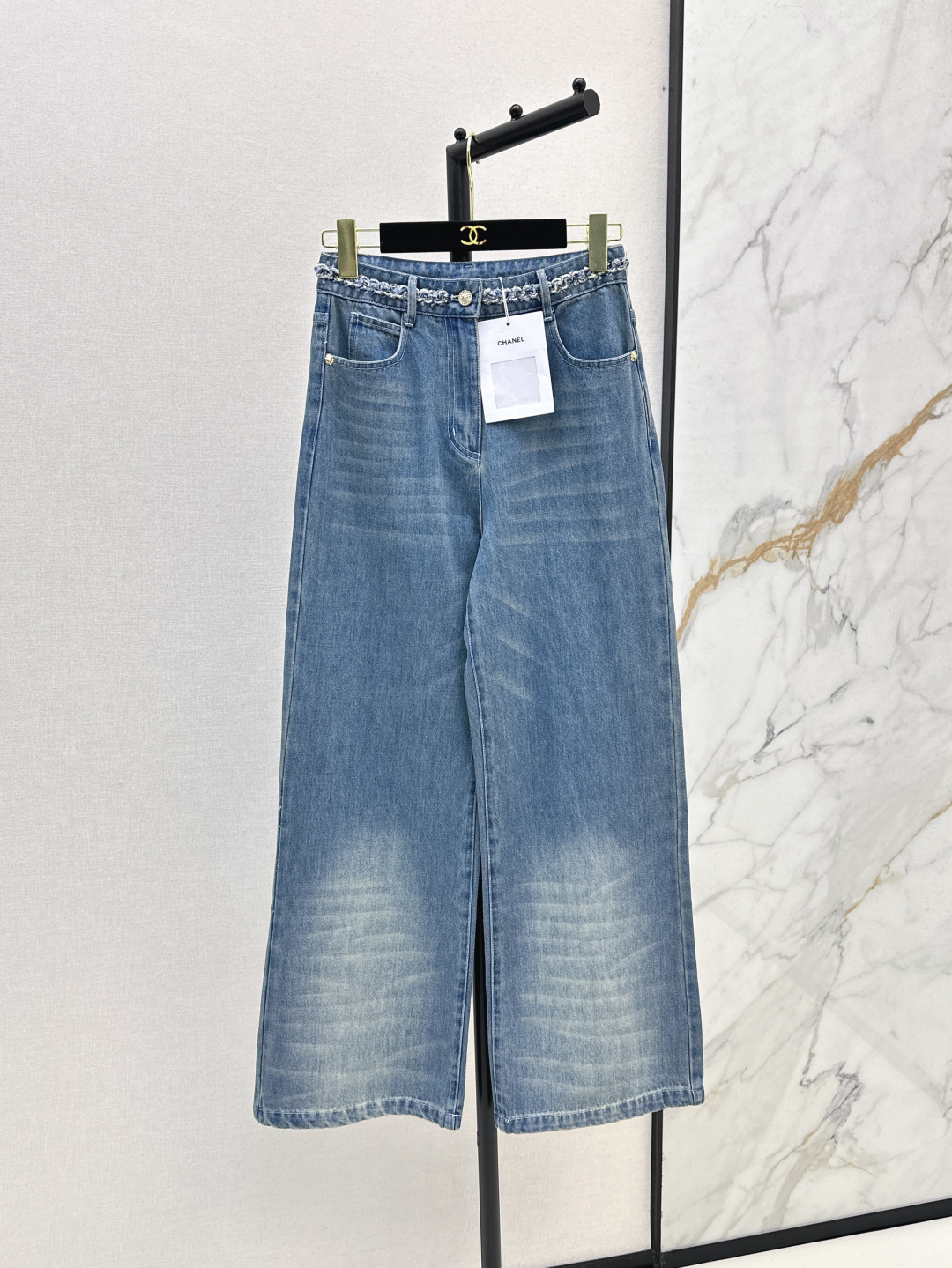 NO:431591,C home 25Ss————The latest spring and summer coco girl nostalgic washing water denim straight pants hand-woven belt decorative super stacking artifact Customized enzyme cat claw pattern washing process White and rich beauty must-have item Classic style top body huge slim High-number organic pure cotton denim texture soft and delicate Nostalgic retro washing water fashionable and high-end tone One color on sale sml, Chanel, alexander wang19860909C家 25Ss————春夏最新款coco女孩怀旧洗水丹宁牛仔直筒裤手工编织带装饰超级叠搭神器 定制酵素猫爪纹洗水工艺 白富美必入单品 经典版型上身巨显瘦 高织数有机纯棉牛仔质感柔软细腻 怀旧复古洗水时髦又高级的调调 一色现货发售sml,,chanel,alexander wang,Women's clothing