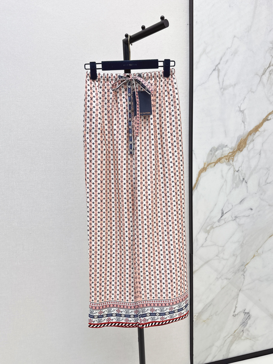 NO:431578,L Home 25Ss————The latest spring and summer island vacation series positioning flower print silk straight pants 100% silk twill silk elastic waist lace design style top body age-reducing, classic fashionable and advanced, a must-have artifact of white and rich beauty, positioning flower three-dimensional style versatile and not picky, one color is available for sale in stock sml, louis vuitton, real silk, alexander wang19860909L家 25Ss————春夏最新款海岛度假系列定位花印花真丝直筒裤 百分百真丝斜纹绸 松紧腰系带设计版型上身减龄绝绝子 经典时髦又高级 白富美必备神器 定位花立体裁版型百搭不挑人 一色现货发售sml,,louis vuitton,real silk,alexander wang,Women's clothing