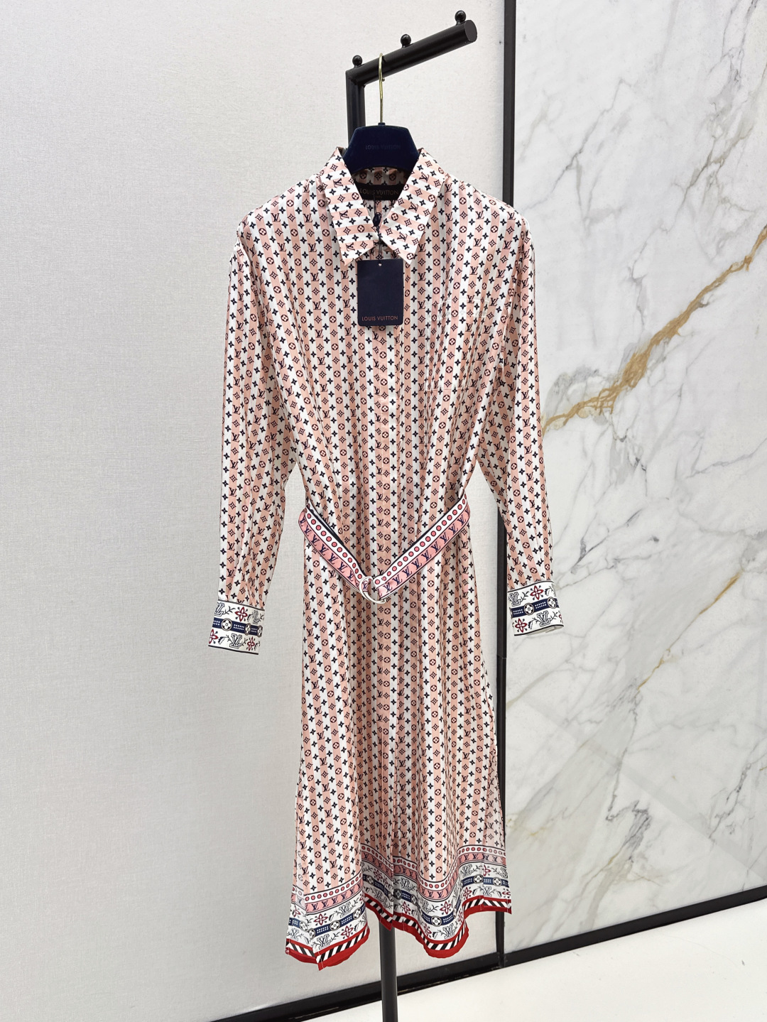 NO:431566,L Home 25Ss———The latest spring and summer positioning flower printed silk dress 100% silk twill fabric, temperament small lapel H-style belt design, huge slim, top body reduces age, classic and fashionable and high-end slits on both sides, essential artifact of white and rich beauty, positioning flower three-dimensional style versatile and not picky, one color is available for sale in stock smlxl,,louis vuitton, skirts, real silk, alexander wang19860909L家 25Ss———春夏最新款定位花印花真丝连衣裙百分百真丝斜纹绸面料 气质小翻领H版型系腰带设计巨显瘦 上身减龄绝绝子 两侧开叉经典时髦又高级 白富美必备神器 定位花立体裁版型百搭不挑人 一色现货发售smlxl,,louis vuitton,skirts,real silk,alexander wang,Women's clothing