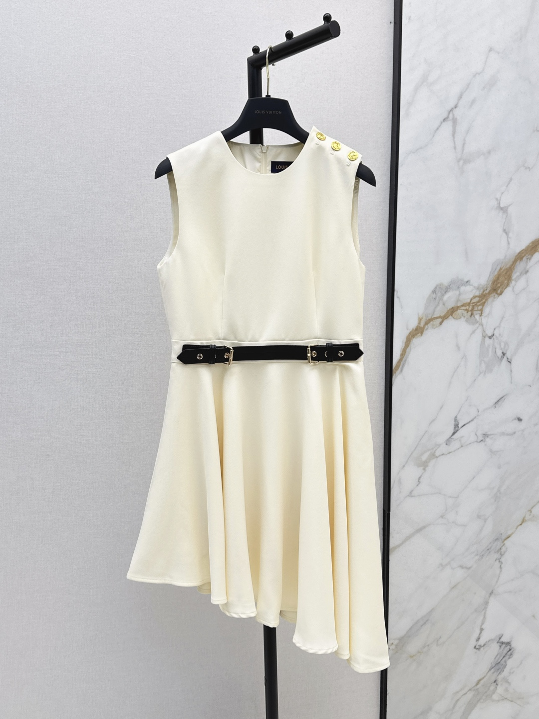 NO:431563,L Home 25Ss————The latest spring and summer sleeveless shoulder button dress with round neck vest design, atmospheric and elegant, right shoulder gold button embellishment, waist leather button decoration, simple and high-end, upper body, slim and temperament, irregular skirt elegance immediately perfectly grasps the elegant feeling of two colors on sale sml,,louis vuitton, skirts, alexander wang19860909L家 25Ss————春夏最新款无袖肩扣连衣裙 圆领背心设计 大气又优雅 右肩金扣饰点缀 腰部皮扣装饰 简单又高级 上身 显瘦又显气质 不规则裙摆优雅感立刻完美拿捏 两色现货发售sml,,louis vuitton,skirts,alexander wang,Women's clothing