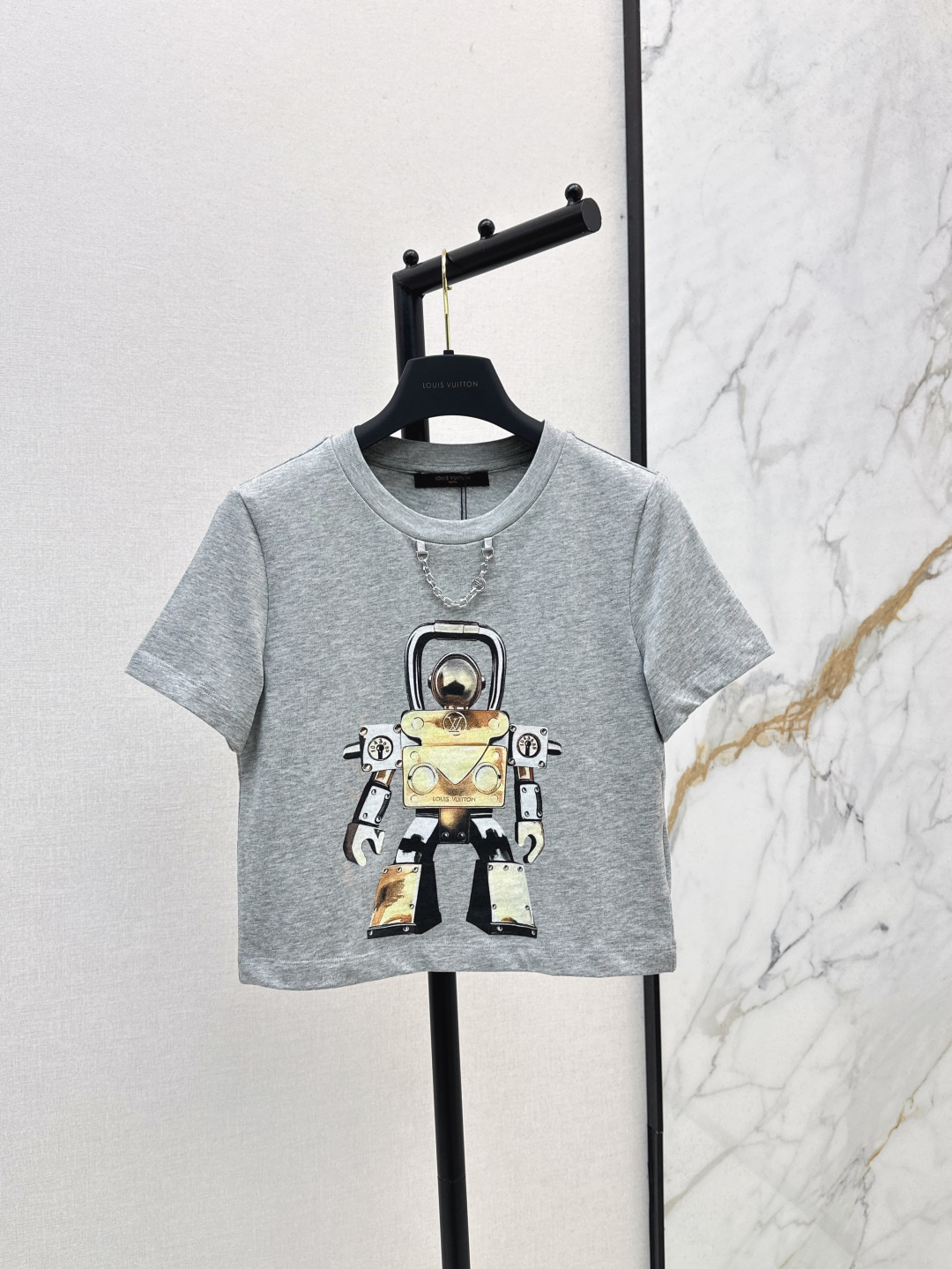 NO:431548,L Home 25Ss————The latest robot printed short short-sleeved T-shirt in spring and summer. Classic short loose style is versatile and not picky. Metal logo chain decoration. Advanced gray. The upper body is super elegant. Super simple and versatile and not picky. Full of youthful and energetic girlish feeling. SML is available in stock,,louis vuitton, T-shirt,tees, t-shirt,alexander wang19860909L家 25Ss————春夏最新款机器人印花短款短袖T恤 经典短款宽松版型百搭不挑人 金属logo链条装饰 高级灰色 上身超级显气质 超级简约百搭不挑人 满满的青春活力少女感 一色现货发售sml,,louis vuitton,T-shirt,tees，t-shirt,alexander wang,Women's clothing