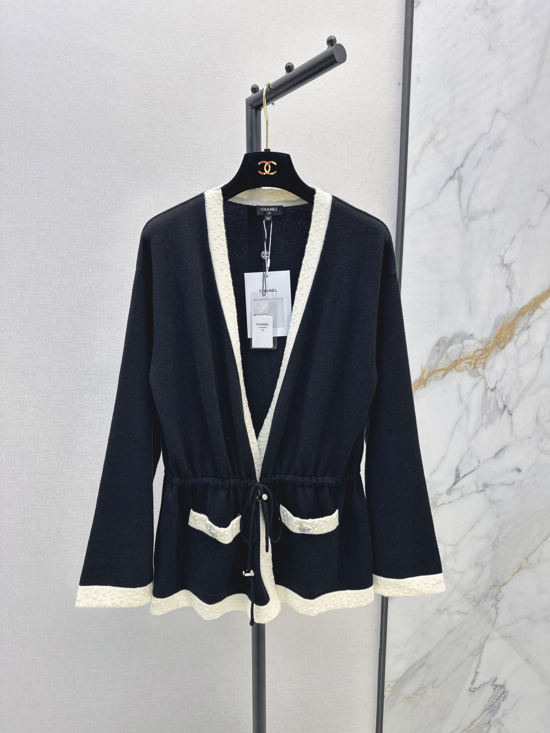 NO:431575,C home 25Ss———————The latest coco girls’ latest black and white contrast knitted short-sleeved tops + dresses + cardigans Customized wool yarn texture, comfortable and soft, round neck knitted cut, fine crochet texture, large body pure black with white threaded edge, durable and versatile, full-score details texture, double C buckle blessing, exquisite and stylish, make the outfit elegant and literary, one-color spot sml tops, cardigan, skirts, T-shirt, alexander wang19860909C家 25Ss————早秋最新款coco女孩一系列黑白撞色针织短袖上衣+连衣裙+开衫 定制羊毛纱线质感高级 舒适柔软 圆领针织剪裁 通体细密钩针肌理纹 大身纯黑配合白色螺纹包边 耐看百搭 满分细节质感 双C扣加持 精致有格调 让穿搭可优雅可文艺 一色现货发售sml 上衣 开衫,,chanel,skirts,T-shirt,alexander wang,Women's clothing