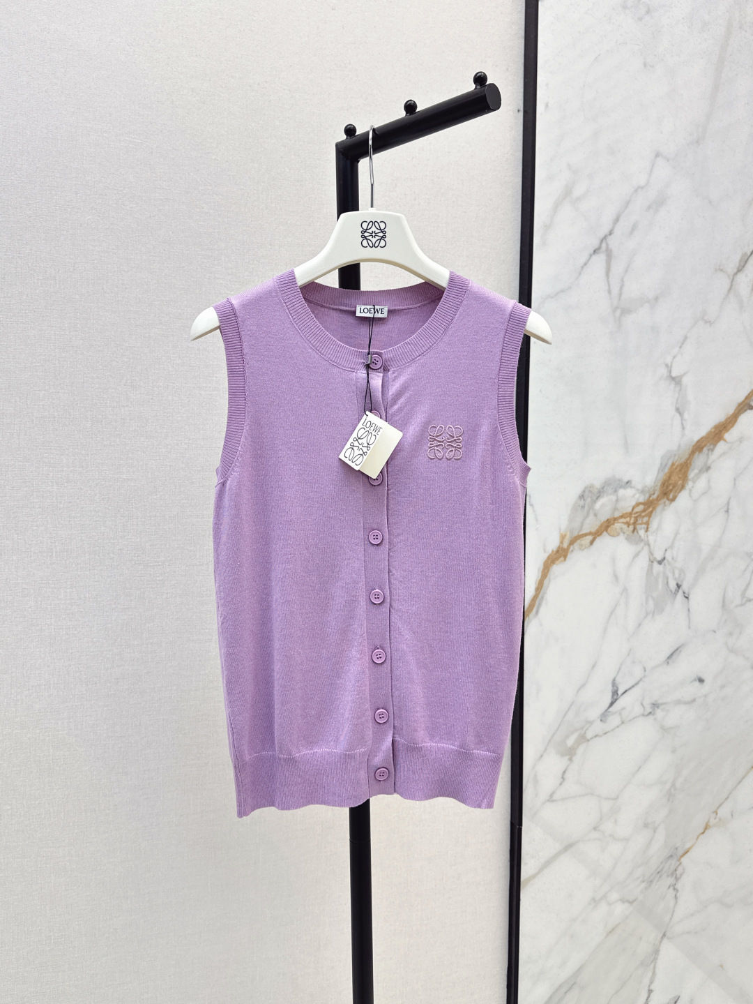 NO:431569,Loe 25Ss————The latest classic logo sleeveless knitted vest in spring and summer must have a college style that reduces age~~ More daily and versatile styles, very inclusive and not picky about the figure, casual matching and layering is very atmosphere~ Exquisite and casual items that cannot be missed Two-color spot sml, loewe, alexander wang19860909Loe 25Ss————春夏最新款经典logo无袖针织背心必备减龄的学院风～～比较日常百搭的款式 包容性很强不挑身材 随意搭配叠穿都很有氛围感～精美不容错过的休闲单品 两色现货发售sml,,loewe,alexander wang,Women's clothing