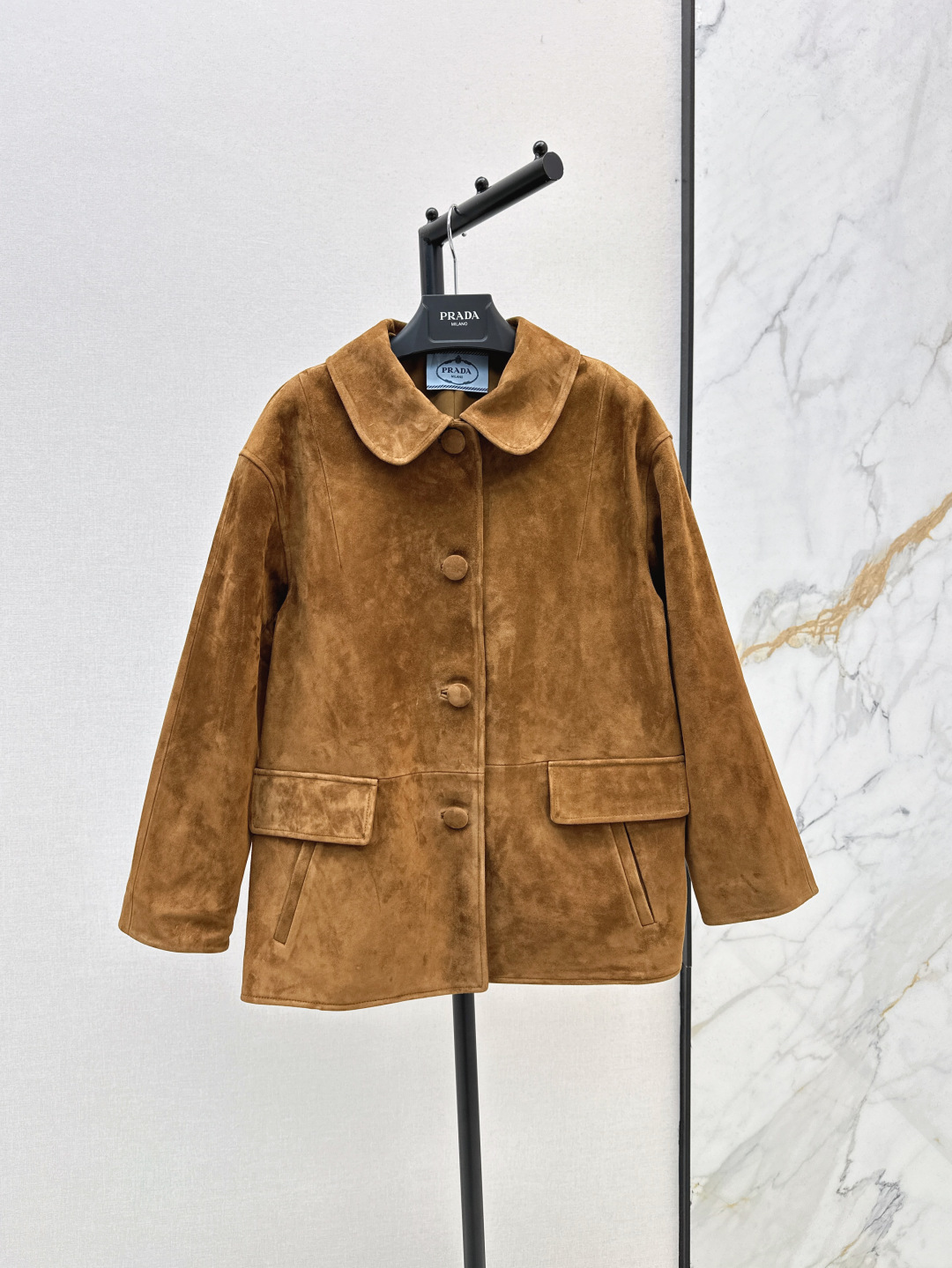 NO:431565,The same style for the show PD 25Ss—————The latest must-have suede leather jacket for spring and summer. High-spirited fashionable outfits. The contrast of the Pan Peter collar is sweet and salty. The classic H-style versatile and slim. 100% imported suede lambskin fabric. Full handcraft buckle. The sweet and cool fashionable girl's wardrobe must-have temperament items. Two-color spot-on sml, jackets & coats,leather jacket, sheepskin,chamois leather,alexander wang19860909走秀同款 PD 25Ss————春夏最新本季必入麂皮绒皮衣外套 高智感时髦精穿搭 潘彼得领的反差感可甜可盐 经典H版型百搭又显瘦 百分百进口麂皮绒小羊皮面料 全手工艺包扣 甜酷的时髦少女衣橱必备气质单品 两色现货发售sml,,jackets & coats,leather jacket,sheepskin,chamois leather,alexander wang,Women's clothing