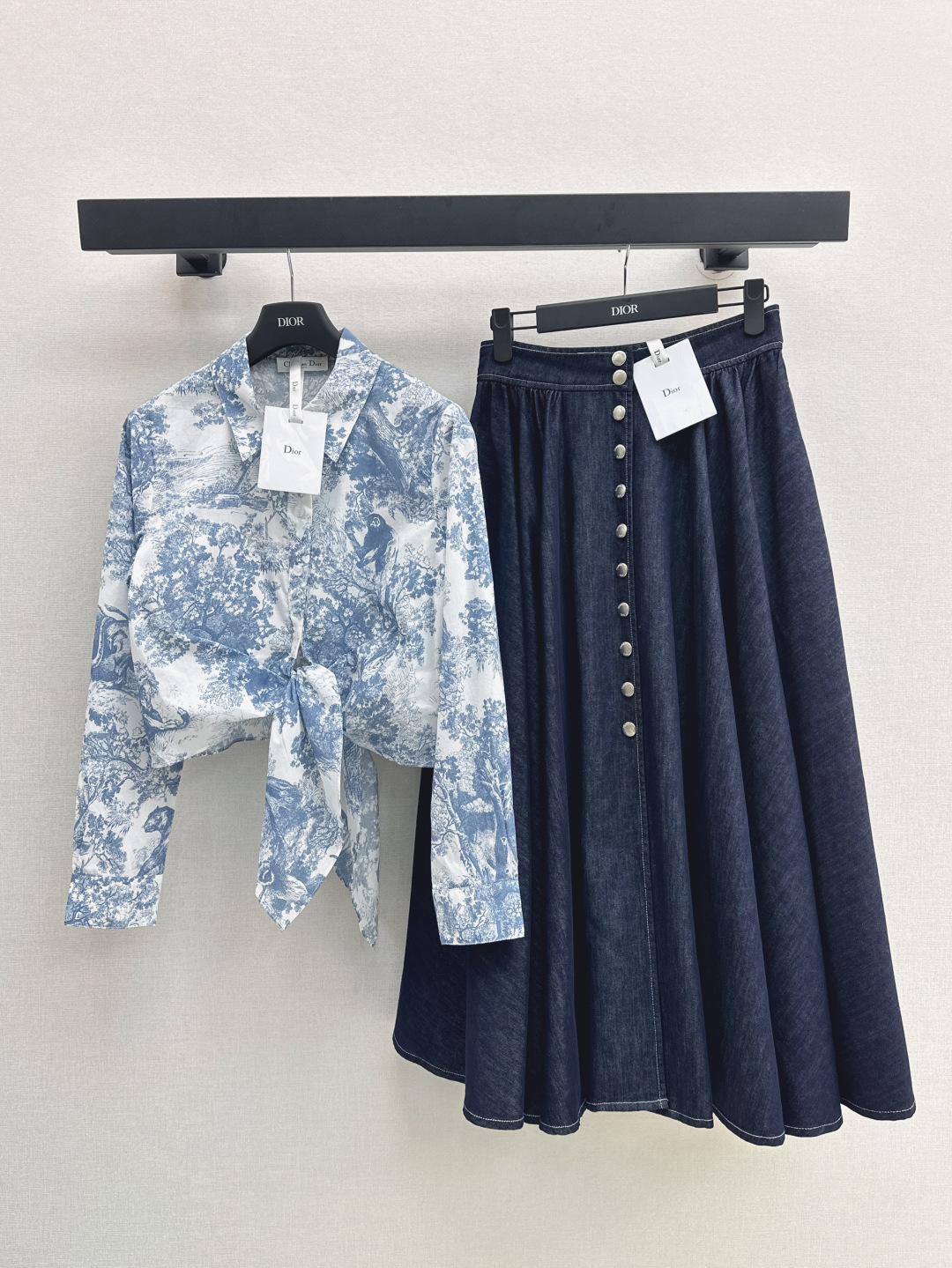 NO:431556,CD 25Ss————The latest spring and summer vacation series lace-up long-sleeved short shirt classic jungle pattern. The upper body looks slim and versatile. It is really fresh and age-reducing. Customized pure cotton fabric is comfortable and breathable. One-color spot-on sml, Shirts, alexander wang19860909CD 25Ss————春夏最新款度假系列系带长袖短款衬衫经典丛林图案 上身很显瘦百搭 真的十分清新减龄 定制纯棉面料舒适透气 一色现货发售sml,,shirts,alexander wang,Women's clothing