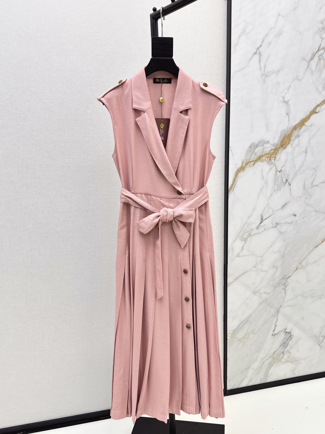 NO:431551,370L 25Ss————The latest spring and summer style lapel vest dress with high intelligence and high style, minimalist and long-term use of imported linen fabric, classic waist, pleated large umbrella hem skirt side buckle design, elegant temperament, casual style, versatile and not picky, lotus buckle decoration details, one color is available in stock, sml, loro piano, skirts, alexander wang19860909370L 25Ss————春夏最新款气质翻领马甲连衣裙高智感穿搭极简长期主义 采用进口亚麻面料 经典系腰 压褶大伞摆裙摆侧扣设计优雅气质随性 版型百搭不挑人 莲花扣装饰细节加分 一色现货发售sml,,loro piana,skirts,alexander wang,Women's clothing