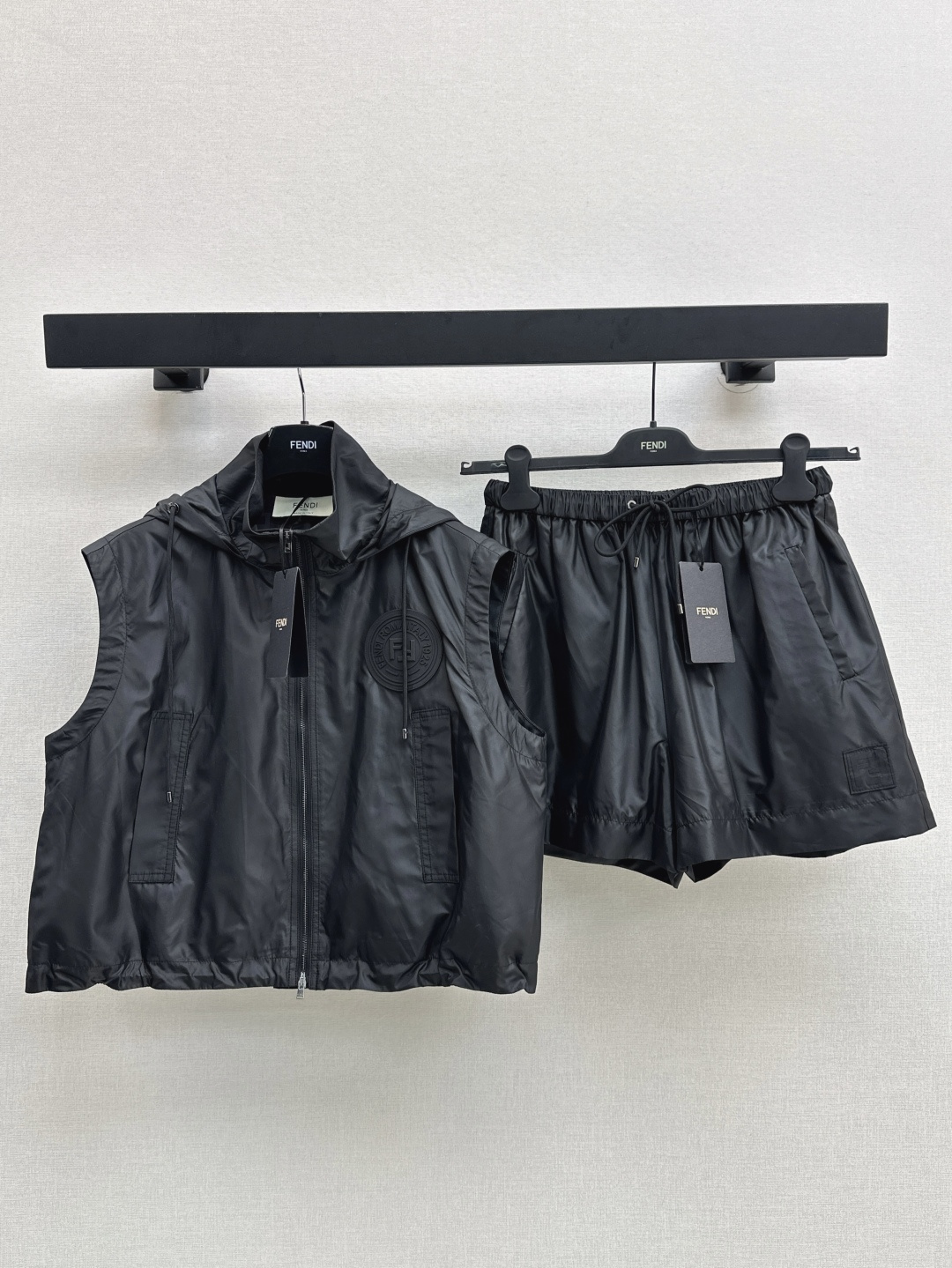 NO:431546,FD 25Ss————The latest trendy style in spring and summer, a series of suits, age-reducing sports girl-style hooded vest + jacket + shorts, paired with a set of top-body, custom windbreaker fabric with jacquard inner lining, soft and textured, very suitable for summer outfits, handsome and cool, sweet and salty, age-reducing girl-style versatile and not picky, two colors are developed, spot-on sml vest, shorts, jackets & coats, hats, alexander wang19860909FD 25Ss————春夏最新款时髦风气质一系列套装减龄运动少女风连帽马甲+外套+短裤 搭配一套上身绝绝子 logo提花内里定制风衣面料 软糯又有质感 很适合夏日穿搭 帅气又拉风 可甜可盐气质减龄少女风百搭不挑人 两色分开发 现货发售sml 马甲,,shorts,jackets & coats,hats,alexander wang,Women's clothing