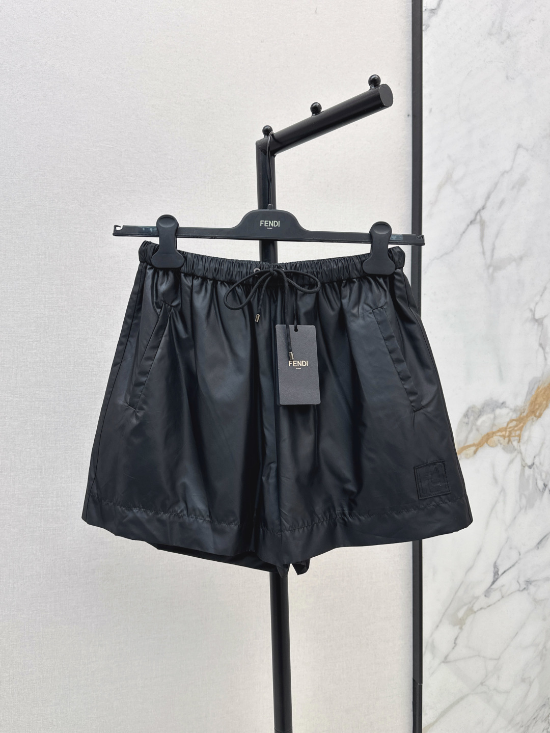 NO:431542,FD 25Ss————The latest trendy style in spring and summer, a series of suits, age-reducing sports girl-style hooded vest + jacket + shorts, paired with a set of top-body, custom windbreaker fabric with jacquard inner lining, soft and textured, very suitable for summer outfits, handsome and cool, sweet and salty, age-reducing girl-style versatile and not picky, two colors are developed, spot-on sml shorts, shorts, jackets & coats, hats, alexander wang19860909FD 25Ss————春夏最新款时髦风气质一系列套装减龄运动少女风连帽马甲+外套+短裤 搭配一套上身绝绝子 logo提花内里定制风衣面料 软糯又有质感 很适合夏日穿搭 帅气又拉风 可甜可盐气质减龄少女风百搭不挑人 两色分开发 现货发售sml 短裤,,shorts,jackets & coats,hats,alexander wang,Women's clothing