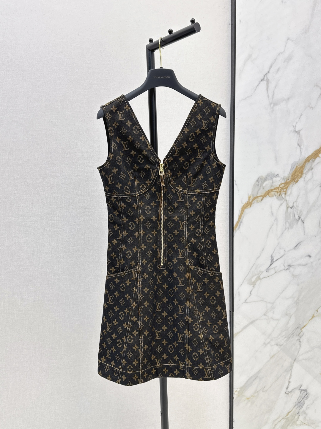 NO:432295,L Home 25Ss————The latest spring and summer letter jacquard presbyterian denim suspender zipper dress Customized jacquard presbyterian denim washing fabric youthful age-reducing feeling, fashionable and high-end upper body, cool and handsome, easy to grasp fashionable outfits, one-color spot sale sml, louis vuitton, skirts, alexander wang19860909L家 25Ss————春夏最新款字母提花老花牛仔吊带拉链连衣裙 定制提花老花牛仔洗水面料 青春减龄感 上身时髦高级 又酷帅 轻松拿捏时髦穿搭 一色现货发售sml,,louis vuitton,skirts,alexander wang,Women's clothing