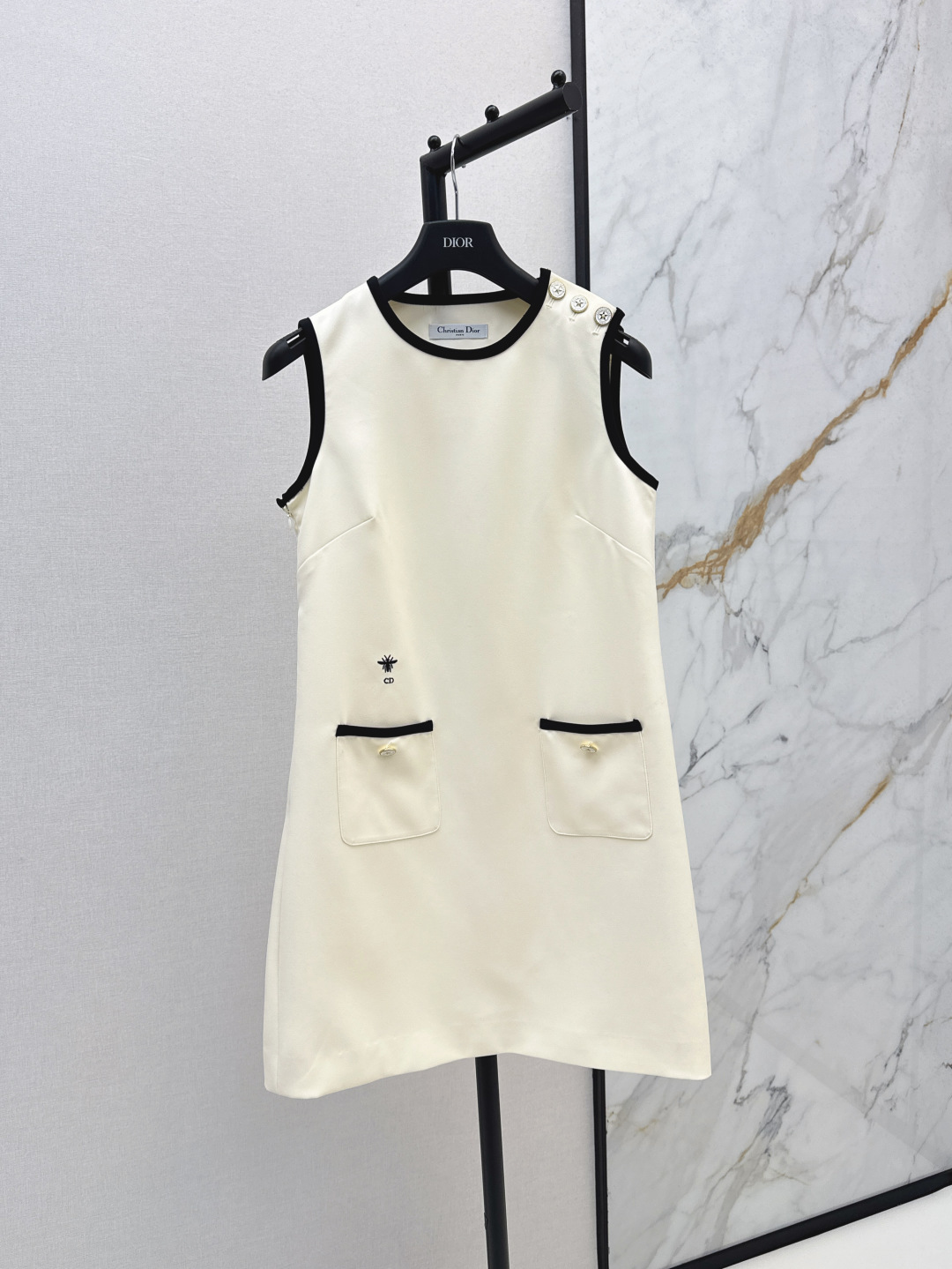 NO:432290,CD 25Ss————The latest spring and summer double pocket decorative sleeveless dress, straight-tube design, three-dimensional slim fit style, shoulder gold buckle decorative aura and temperament, classic and high-end, one-color spot on sale, sml, skirts, alexander wang19860909CD 25Ss————春夏最新款双口袋装饰无袖连衣裙 直筒造型设计 立体修身的版型剪裁 肩金扣装饰气场气质拿捏的妥妥的 经典又高级 一色现货发售sml,,skirts,alexander wang,Women's clothing