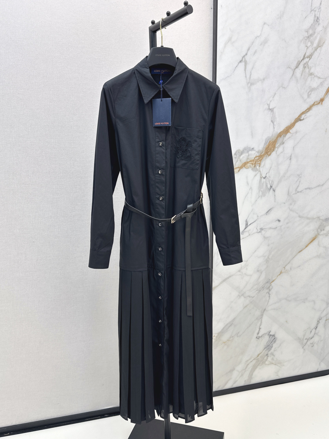 NO:432325,L Home 25Ss————The latest spring and summer belt decorative shirt dress with fresh and age-reducing temperament shirt design dress with three-dimensional spliced ​​pleated skirt skirt. The whole skirt is very heavy in body, three-dimensional and stylish, the upper body is age-reducing and temperament, daily dates and commuting is very good. Two colors are available for sale in stock,,louis vuitton, skirts,shirts,alexander wang19860909L家 25Ss————春夏最新款腰带装饰衬衫式连衣裙清新减龄气质的衬衣设计连衣裙 立体拼接剪裁的百褶裙裙摆 整个裙摆很重工上身立体有型 上身减龄又气质 日常约会通勤都很不错 两色现货发售sml,,louis vuitton,skirts,shirts,alexander wang,Women's clothing