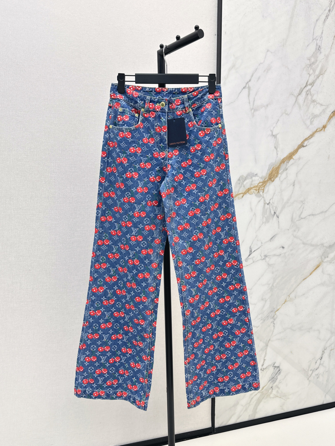 NO:432312,L Home 25Ss————The latest spring and summer cherry letters presbyterian jacquard denim series high-waisted straight jeans high-waisted custom-made cherry jacquard denim fabric retro fashionable essence A series of matching can be sweet and salty temperament to reduce age-reducing girlish style classic style without picking people's upper body looks slim. One color is available for sale in stock, louis vuitton, jeans, alexander wang19860909L家 25Ss————春夏最新款樱桃字母老花提花牛仔系列高腰直筒牛仔裤 高级定制满幅老花樱花提花牛仔面料 复古时髦精 一系列搭配可甜可盐气质减龄少女风 经典版型不挑人上身超显瘦 一色现货发售sml,,louis vuitton,jeans,alexander wang,Women's clothing