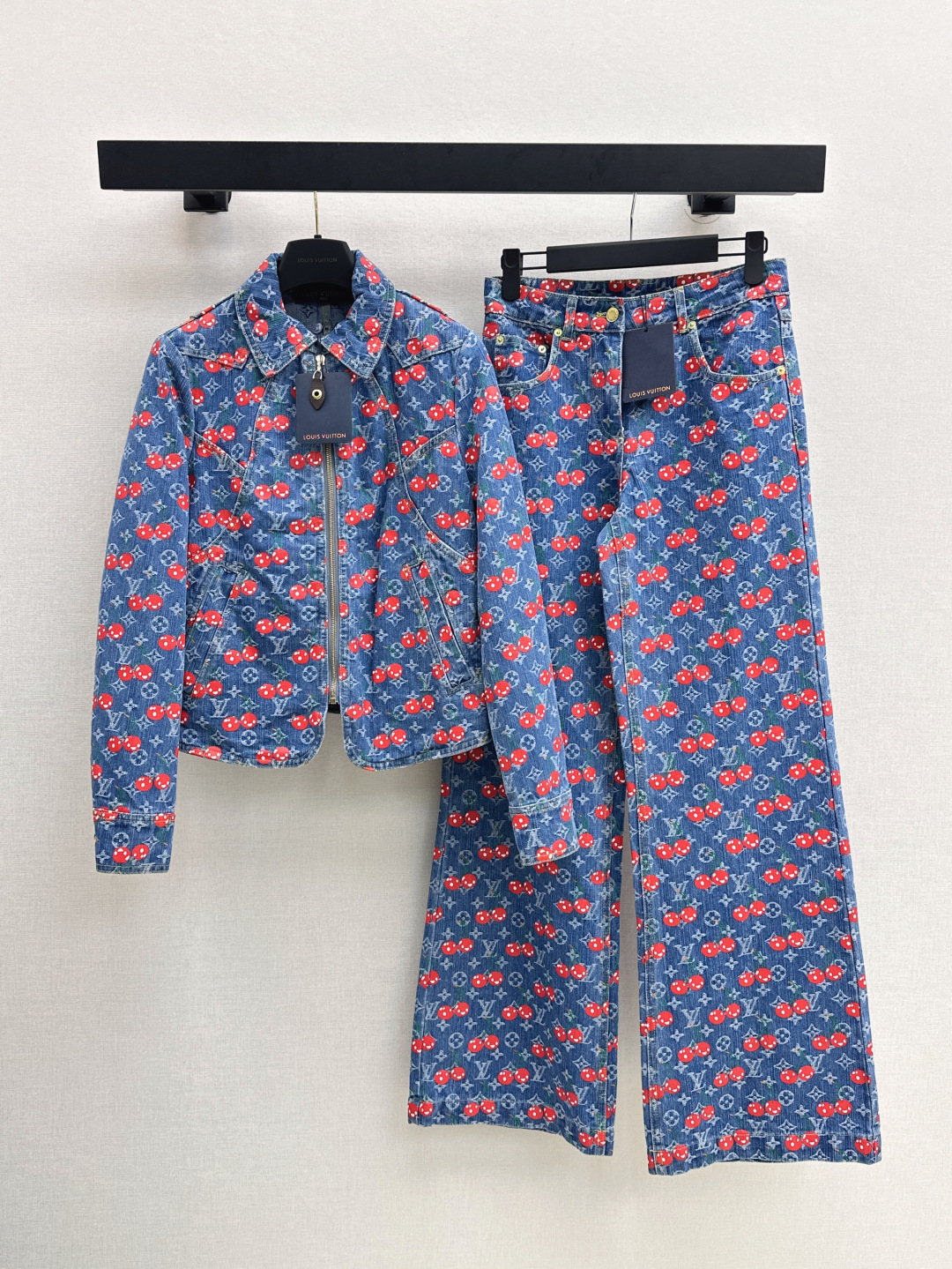 NO:432299,L Home 25Ss————The latest spring and summer cherry letters presbyterian jacquard denim series lapel zipper jacket, high-end custom-made cherry jacquard denim fabric, retro fashionable essence, a series of matching can be sweet and salty, temperament to reduce age-reducing girlish style, classic style is not picky for people, super slim on the upper body, one color is on sale in stock,, louis vuitton, jackets & coats, alexander wang19860909L家 25Ss————春夏最新款樱桃字母老花提花牛仔系列翻领拉链外套 高级定制满幅老花樱花提花牛仔面料 复古时髦精 一系列搭配可甜可盐气质减龄少女风 经典版型不挑人上身超显瘦 一色现货发售sml,,louis vuitton,jackets & coats,alexander wang,Women's clothing