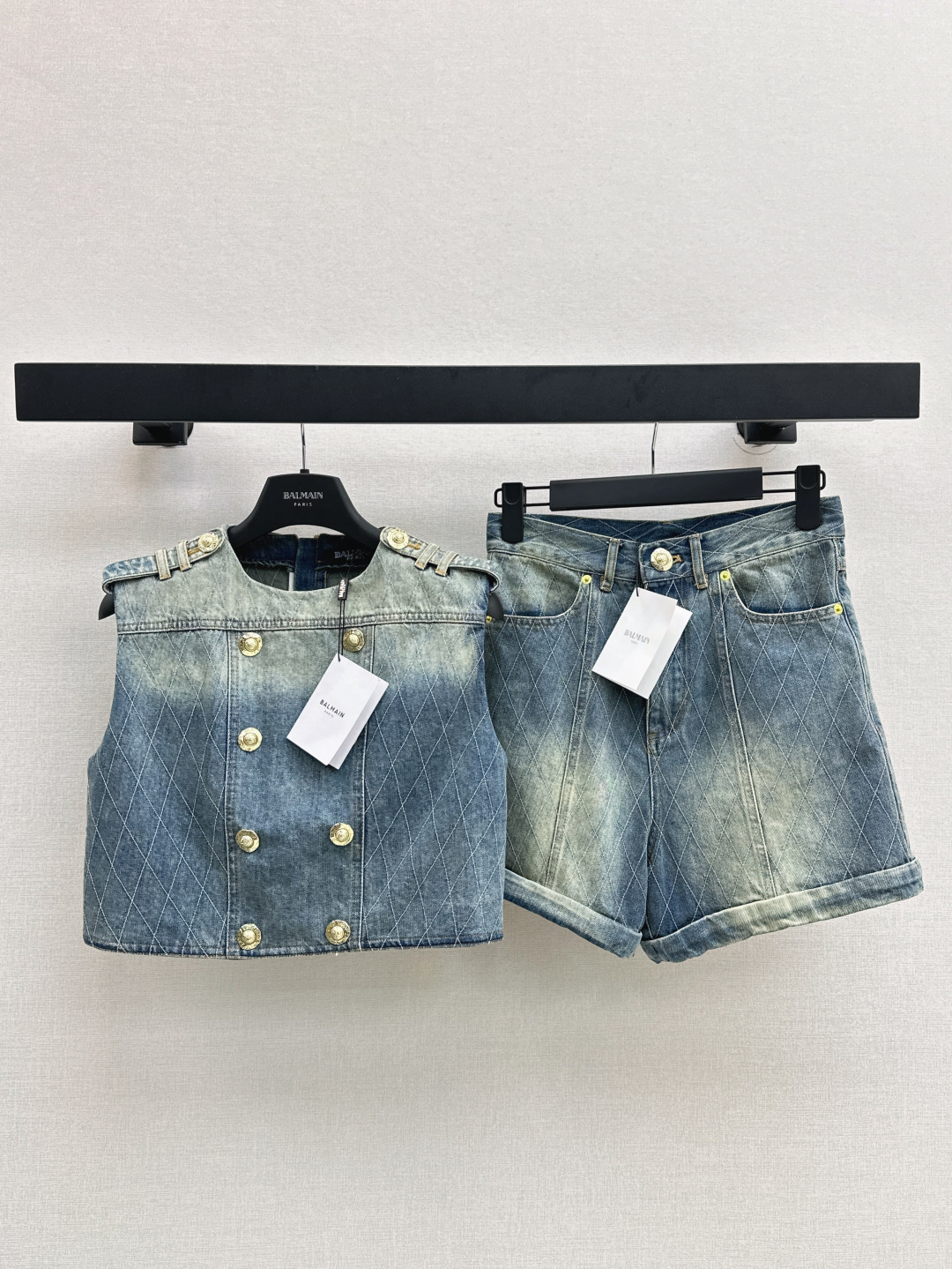 NO:432267,Bal 25Ss————The latest spring and summer diamond quilting craftsmanship denim vest three-dimensional tailoring H-shaped small short upper body looks tall, elegant temperament, modern and playful, retro washing effect, customized metal buckle embellishment, white and rich beauty must-have high-end items, one-color spot on sale, alexander wang19860909Bal 25Ss————春夏最新款菱格绗缝工艺丹宁牛仔马甲立体剪裁H版型小短款上身显高挑 气质优雅摩登俏皮 复古洗水效果 定制金属扣点缀白富美必备高级单品 一色现货发售sml,,alexander wang,Women's clothing