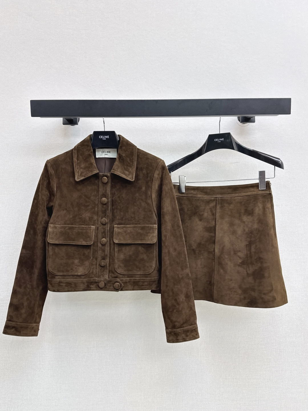 NO:432249,British Academy Style CE 25Ss————The latest retro brown suede lapel jacket in spring and summer, pure handmade buckle decoration, sweet girl-reducing style, classic style, versatile and slimming, 100% imported suede lambskin fabric, sweet and cool fashionable girl wardrobe essential temperament items, one-color spot on sale, sml, jackets & coats, jackets & coats, sheepskin, chamois leather, alexander wang19860909英伦学院风 CE 25Ss————春夏最新款复古棕咖麂皮绒翻领夹克小外套纯手工包扣装饰 甜妹减龄少女风 经典版型百搭又显瘦 百分百进口麂皮绒小羊皮面料 甜酷的时髦少女衣橱必备气质单品 一色现货发售sml,,jackets & coats,jackets & coats,sheepskin,chamois leather,alexander wang,Women's clothing