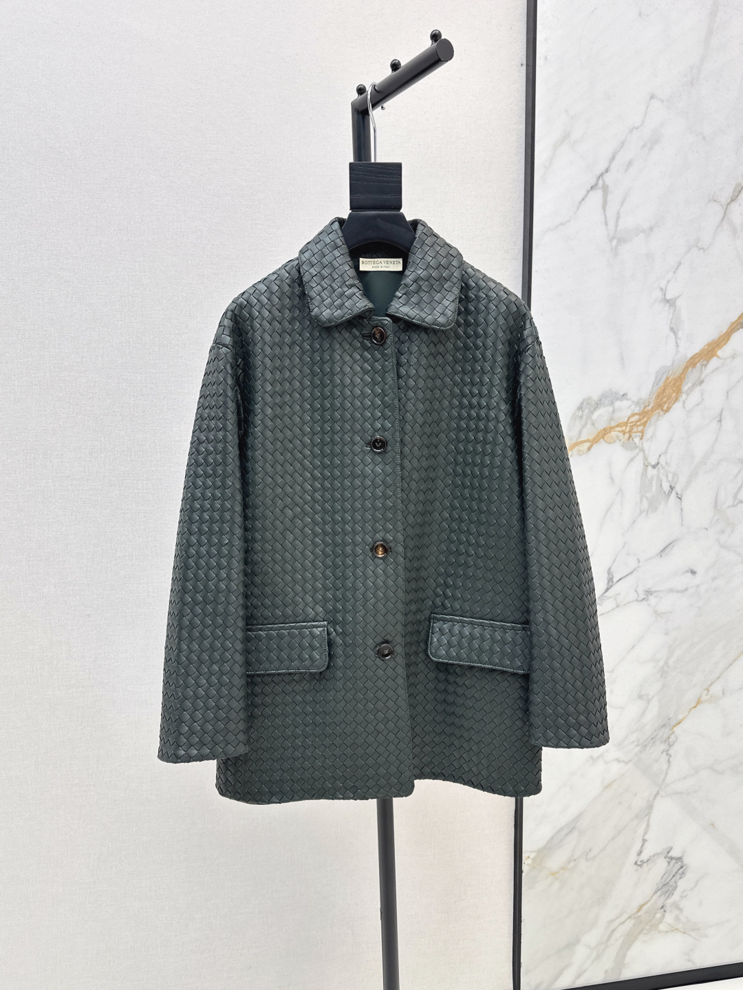 NO:432246,Exclusive first release Bv 25Ss————The latest spring and summer knitting craftsmanship retro modern and fashionable essential leather jacket long jacket imported 100% lambskin weaving craftsmanship leather oily and soft and delicate retro American college style classic H silhouette design super love A and casual lazy style Temperament fashionable and high-end Perfect style upper body A and cool Five-color spot sale sml, bottega veneta, jackets & coats, jackets & coats, leather jacket, sheepskin, alexander wang19860909独家首发 Bv 25Ss————春夏最新款编织工艺复古摩登时髦精必备皮衣廓形夹克长外套进口百分百小羊皮编织工艺 皮质肉感油润柔软又细腻 复古美式学院风经典H廓形设计超级大爱 又A又飒随性的慵懒风 气质时髦又高级 完美版型上身又A又飒 五色现货发售sml,,bottega veneta,jackets & coats,jackets & coats,leather jacket,sheepskin,alexander wang,Women's clothing