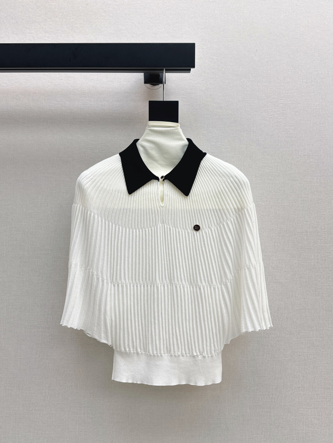 NO:432236,The hottest model is coming out~Miu 25Ss———The latest spring and summer age-reducing cloak-style sweater is a must-have for everyday fashion elements~~Logo brooch is exquisite and casual and high-end!  A knitted quality T-shirt is beyond the reach. It can be easily done with jeans and goes on a date and shopping!  Four colors spot sale sml, miumiu, jeans, tees, t-shirt, brooch, breastpin, alexander wang19860909爆款出新色啦～Miu 25Ss————春夏最新款减龄斗篷式针织衫日常必备款 永不过时的时尚元素～～logo胸针精致大牌 休闲也高级！ 针织的品质感T恤是望尘莫及的 搭配牛仔裤约会逛街都能轻松搞定！四色现货发售sml,,miumiu,jeans,tees，t-shirt,brooch，breastpin,alexander wang,Women's clothing