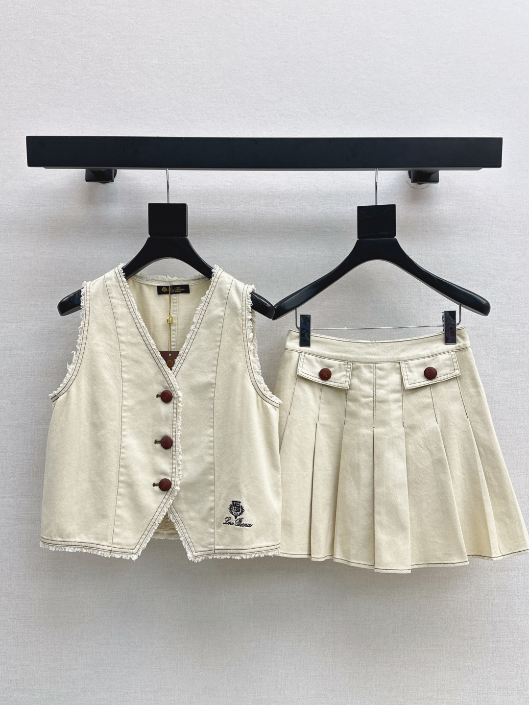 NO:432284,Exclusive first release LP 25Ss———The latest spring and summer age-reducing artifact set sleeveless V-neck denim vest + age-reducing pleated skirt. One set with upper body, easy age-reducing effect. Customized denim fabric is luxurious and full of details. Classic small and short style. Elegant aura and a little playful. ~ Commuting outfits are easy to control. One set is available in stock. SML, loro piano, skirts, alexander wang19860909独家首发 LP 25Ss———春夏最新款减龄神器套装无袖V领牛仔马甲+减龄压褶半裙 一套搭配上身 轻松减龄效果 定制牛仔面料奢华细节感满满 经典小短款版型 优雅气场又带点小俏皮 ～通勤穿搭轻松驾驭 一套出 一色现货发售sml,,loro piana,skirts,alexander wang,Women's clothing