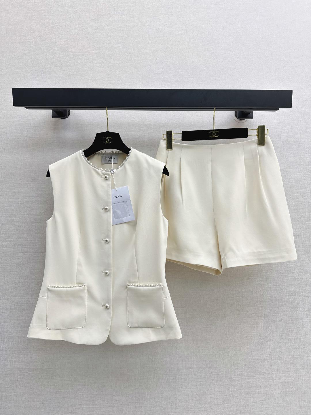 NO:432260,Elegant and fashionable outfit C home 25Ss———The latest spring and summer water-soluble lace inlay decorative set, three-dimensional waist-hugging vest + shorts, the exquisite feeling cannot be hidden, a set of high-end temperament with the upper body, lace trim design, a set that shows the body proportions, a set that hides the flesh, a set that can easily control Look~~ One set is released in one color spot sml, chanel, shorts, alexander wang19860909优雅时髦穿搭 C家 25Ss———春夏最新款水溶花边镶嵌装饰套装 立体收腰马甲+短裤 精致感藏都藏不住 一套上身妥妥的高级气质感 花边镶边设计 很显身材比例的一套 很藏肉 轻松驾驭的一套Look～～ 一套出 一色现货发售sml,,chanel,shorts,alexander wang,Women's clothing