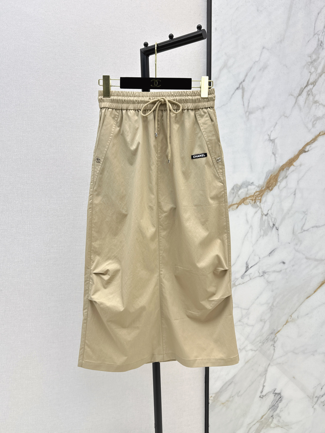 NO:433224,C home 25Ss——————The latest handsome workwear style elastic waist skirt in spring and summer, classic and stylish, all kinds of perfectly controlled~ high-end ready-to-wear practice, exquisite and daily, easy to control, two colors on sale in stock, chanel, skirts, alexander wang19860909C家 25Ss—————春夏最新款帅气工装风松紧腰半裙经典又有型 各种都能完美驾驭～高级成衣做法 细节美到爆 精美又日常 轻松驾驭 两色现货发售sml,,chanel,skirts,alexander wang,Women's clothing