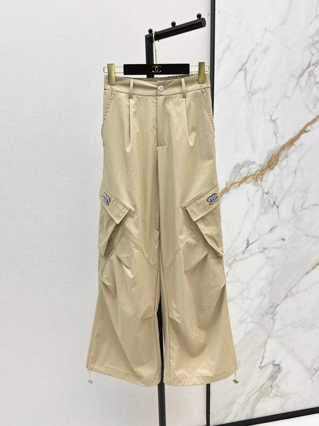 NO:433219,C home 25Ss——————The latest handsome workwear style elastic waist wide-leg trousers in spring and summer. Fashionable and easy-to-wear walking workwear pants with great versatility. High-end customization. Light and comfortable fabrics. Easy and free texture. Retro and fashionable. All kinds of figures can be controlled. Two colors are available for sale in stock. SML, Chanel, Alexander wang19860909C家 25Ss—————春夏最新款帅气工装风松紧腰阔腿长裤 时髦好穿度爆棚的行走的工装裤 风格百搭 高级定制 轻薄舒适的面料 随性洒脱 质感也敲好 复古又时尚 各种身材都可以驾驭 两色现货发售sml,,chanel,alexander wang,Women's clothing