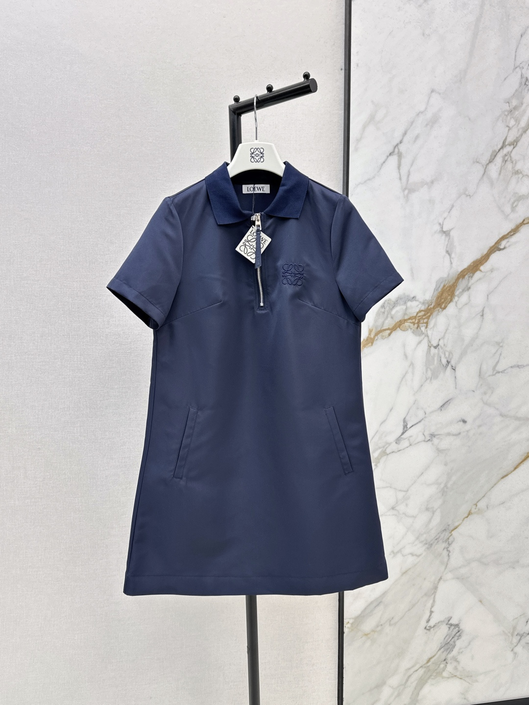 NO:433214,Loe 25Ss————The latest spring and summer logo embroidered decorative lapel dress. Classic and stylish. All kinds of things can be perfectly controlled~High-end ready-to-wear practices. The details are so beautiful, exquisite and daily. Two colors are available for sale in stock. sml, loewe, skirts, alexander wang19860909Loe 25Ss————春夏最新款logo刺绣装饰翻领连衣裙 经典又有型 各种都能完美驾驭～高级成衣做法 细节美到爆 精美又日常 两色现货发售sml,,loewe,skirts,alexander wang,Women's clothing