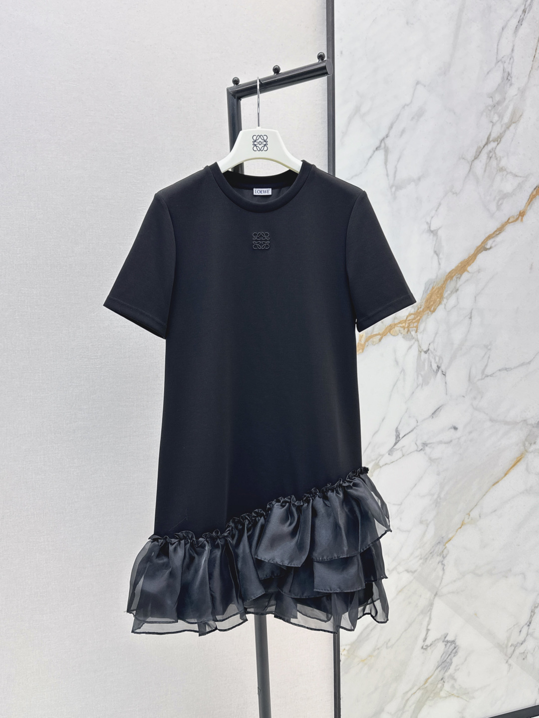 NO:433209,Loe 25Ss————The latest round neck short sleeve splicing irregular cake dress in spring and summer. The upper body is also very age-reducing and slimming. It is OK for daily commuting. SML is available in stock, loewe, skirts, T-shirt, alexander wang19860909Loe 25Ss————春夏最新款圆领短袖拼接不规则蛋糕式连衣裙 上身也是十分减龄显瘦 日常通勤都可以 一色现货发售sml,,loewe,skirts,T-shirt,alexander wang,Women's clothing
