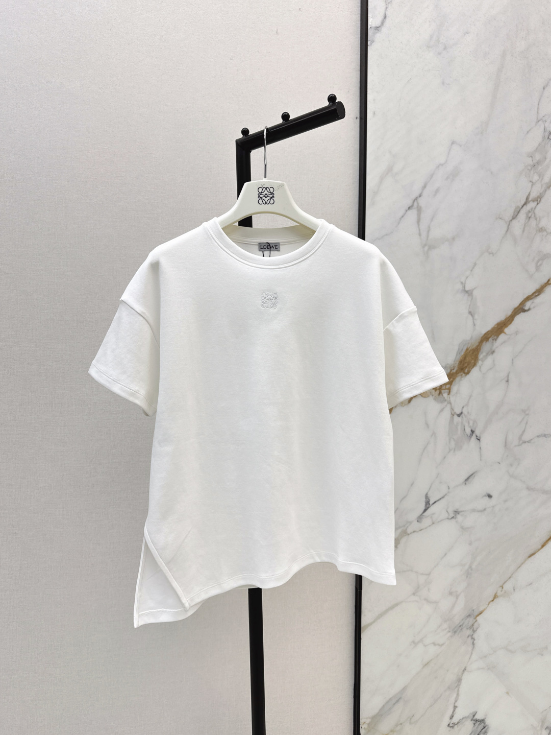 NO:433194,Loe 25Ss————The latest spring and summer logo embroidered irregular short-sleeved T-shirt chest embroidered logo T-shirt simple and high-end and versatile irregular slant style is not picky for people, can be controlled by any figure, the upper body is cool and handsome, the workmanship is very good, three colors are available for sale in stock, sml, loewe, T-shirt,tees, t-shirt,alexander wang19860909Loe 25Ss————春夏最新款logo刺绣不规则短袖T恤 胸口刺绣logo t恤 简约高级又百搭 不规则斜边版型不挑人 任何身材都可驾驭 上身又酷又帅 做工品质都很赞 三色现货发售sml,,loewe,T-shirt,tees，t-shirt,alexander wang,Women's clothing