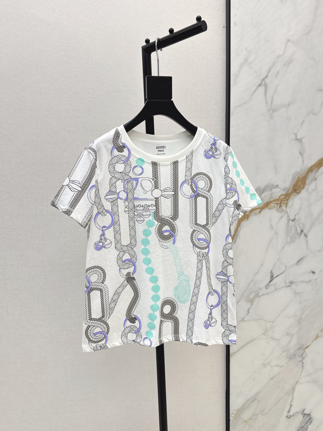 NO:433188,Her 25Ss————The latest chain printed round neck sleeveless T-shirt in spring and summer. The loose casual vest is relatively loose. It is really a versatile style. It looks good with any pants. It is super easy to match. It is a very plus. It is a super cool and daily casual recommendation. Two colors are available for sale in stock. SML, tees, t-shirt, alexander wang19860909Her 25Ss————春夏最新款锁链印花圆领无袖T恤 宽松休闲背心版型比较宽松 真的是一个百搭款 配什么裤子都好看 超级好搭 夏天穿上很加分的一个款 超酷炫日常休闲推荐 两色现货发售sml,,tees，t-shirt,alexander wang,Women's clothing