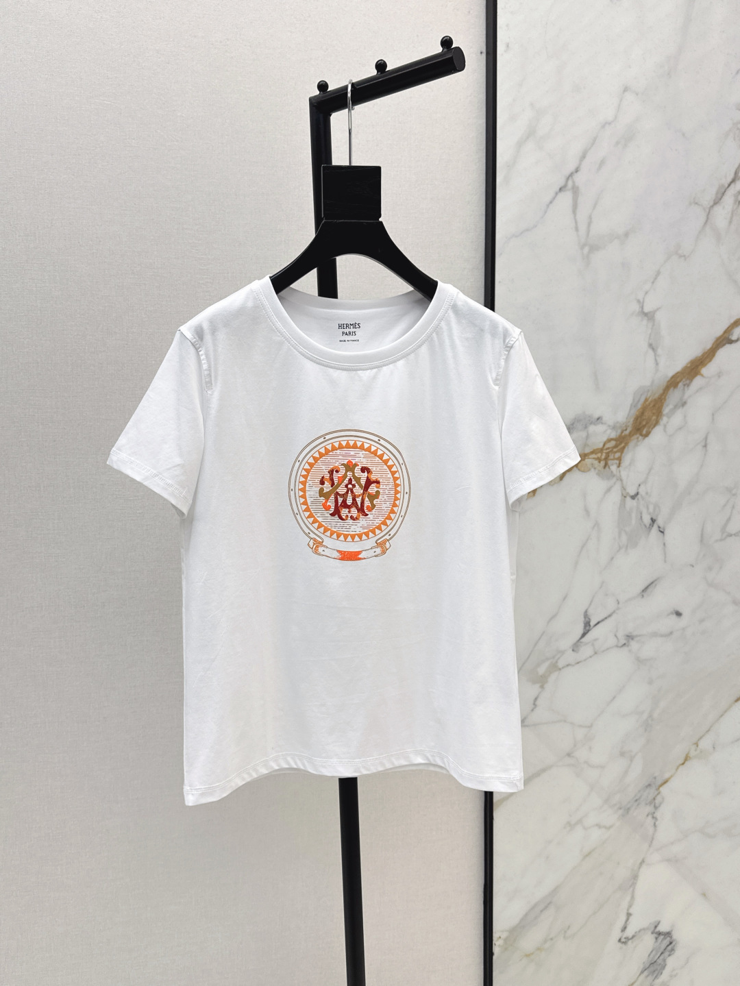 NO:433233,Her 25Ss———The latest totem gradient printed short-sleeved T-shirt in spring and summer. Simple and basic style. It is versatile and not picky. Loose style hides the flesh and makes you look slim. The upper body is huge and versatile and beautiful. The daily necessities. Imported pure cotton fabric is breathable and comfortable. Two colors are available in stock. SML, T-shirt,tees, t-shirt,alexander wang.19860909Her 25Ss———春夏最新款图腾渐变印花短袖T恤 简洁基础款 百搭不挑人 宽松版型藏肉显瘦 上身巨百搭又好看 日常必备的单品 进口纯棉面料质感透气舒适 两色现货发售sml,,T-shirt,tees，t-shirt,alexander wang,Women's clothing