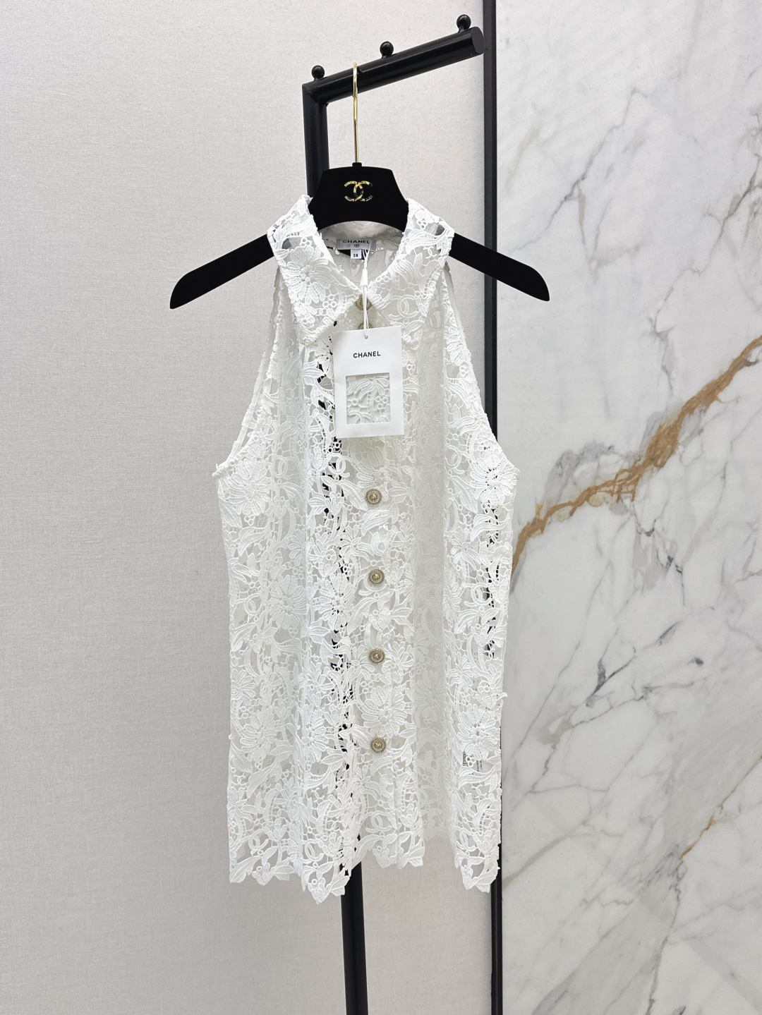 NO:433228,Exclusive first launch C home 25Ss————The latest spring and summer Coco girl French court style off-shoulder design water-soluble flower vest shirt positioning embroidery water-soluble flower design, wide texture light and comfortable texture, excellent temperament, famous style and age-reducing, white and rich beauty must enter high-end fashionable and versatile items Customized rhinestone buckles, one-size spot sale sml, chanel,shirts,alexander wang19860909独家首发 C家 25Ss————春夏最新款Coco女孩法式宫廷风露肩设计水溶花背心衬衫定位刺绣水溶花设计 挺阔质感轻盈舒适质感超赞 气质名媛风减龄绝绝子 白富美必入高级时髦百搭单品 定制水钻扣 一色现货发售sml,,chanel,shirts,alexander wang,Women's clothing