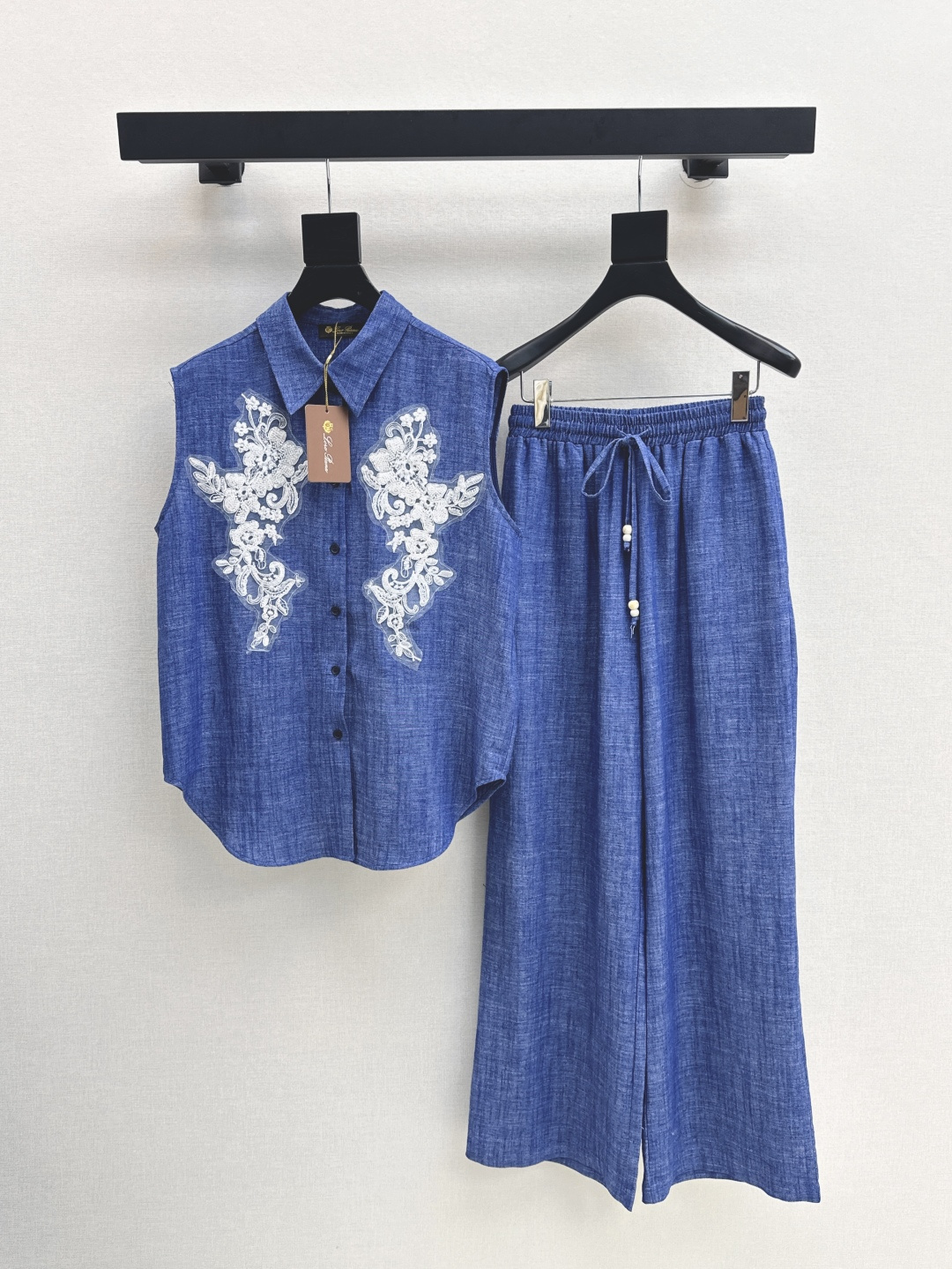 NO:433218,370L 25Ss————The latest trendy denim suit for spring and summer, lace decorative vest top + elastic waist straight pants, daily casual must-have, a whole set of free and worry-free matches, a lazy must-have, a set of top looks super good, lengthen the body proportions, huge height, hidden meat paper and piece of people, 100% linen fabric, one set, one color is available for sale in stock, sml, loro piana, alexander wang19860909370L 25Ss————春夏最新款时髦牛仔套装 蕾丝装饰马甲上衣+松紧腰直筒裤 日常休闲必备 一整套出街无需烦恼搭配 懒人必备 一套上身超好看 拉长身材比例 巨显高 藏肉纸片人效果 百分百亚麻面料 一套出 一色现货发售sml,,loro piana,alexander wang,Women's clothing