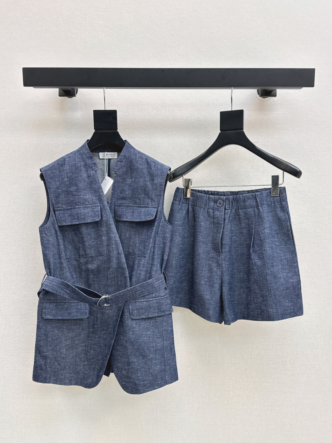 NO:433198,Old Qian style outfit Bc 25Ss————The latest spring and summer linen cotton denim vest set lace-up without buckle V-neck vest + elastic waist shorts. Easy to interpret lazy and casual high-end items. The style is not picky. Minimalist outfit. The denim effect has a good texture. One set is available in stock. SML, shorts, alexander wang19860909老钱风穿搭 Bc 25Ss————春夏最新款亚麻棉牛仔色马甲套装系带无扣V立领马甲+松紧腰小短裤 轻松演绎慵懒随性的高级单品 版型不挑人 极简主义穿搭天菜 牛仔效果的亚麻混棉质感很好 一套出 一色现货发售sml,,shorts,alexander wang,Women's clothing