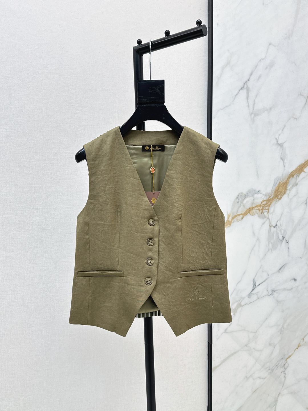 NO:433166,Old Qianfeng high-end commuting, super high-end wearability LP 25Ss————The latest cotton and linen series of spliced ​​striped loose shirts + vests + vests + high-quality cotton and linen fabrics. The texture is super good and very high-end. It is a perfect old Qian style. You can be used for daily parties or commuting. Lazy and casual and vacation-like. A strong sense of styling. Two-color split development. SML vests, loro piano, shirts, alexander wang19860909老钱风高阶通勤 实穿性超高 LP 25Ss————春夏最新棉麻一系列拼接条纹宽松衬衫+马甲+马甲+采用了高克重的棉麻面料 质感超好 非常高级 妥妥的老钱风 日常聚会或者通勤都可以 慵懒休闲又有度假感 很强的造型感 两色分开发 现货发售sml 马甲,,loro piana,shirts,alexander wang,Women's clothing