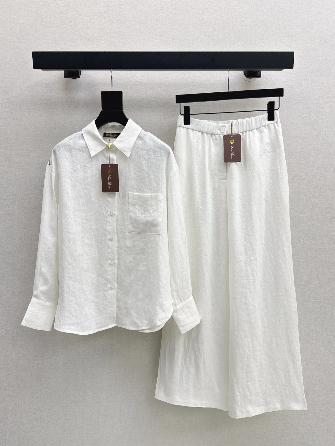 NO:433176,Old Qianfeng high-end commuting, super high-end wearability LP 25Ss————The latest cotton and linen series in spring and summer. Spliced ​​striped loose shirt + vest + vest + made of high-weight cotton and linen fabric. Super good texture. Very high-end. A true old Qian style. You can be used for daily parties or commuting. Lazy and casual and vacation-like. Strong styling. Two-color split development. SML shirts, loro piano, shirts, alexander wang.19860909老钱风高阶通勤 实穿性超高 LP 25Ss————春夏最新棉麻一系列 拼接条纹宽松衬衫+马甲+马甲+采用了高克重的棉麻面料 质感超好 非常高级 妥妥的老钱风 日常聚会或者通勤都可以 慵懒休闲又有度假感 很强的造型感 两色分开发 现货发售sml 衬衫,,loro piana,shirts,alexander wang,Women's clothing